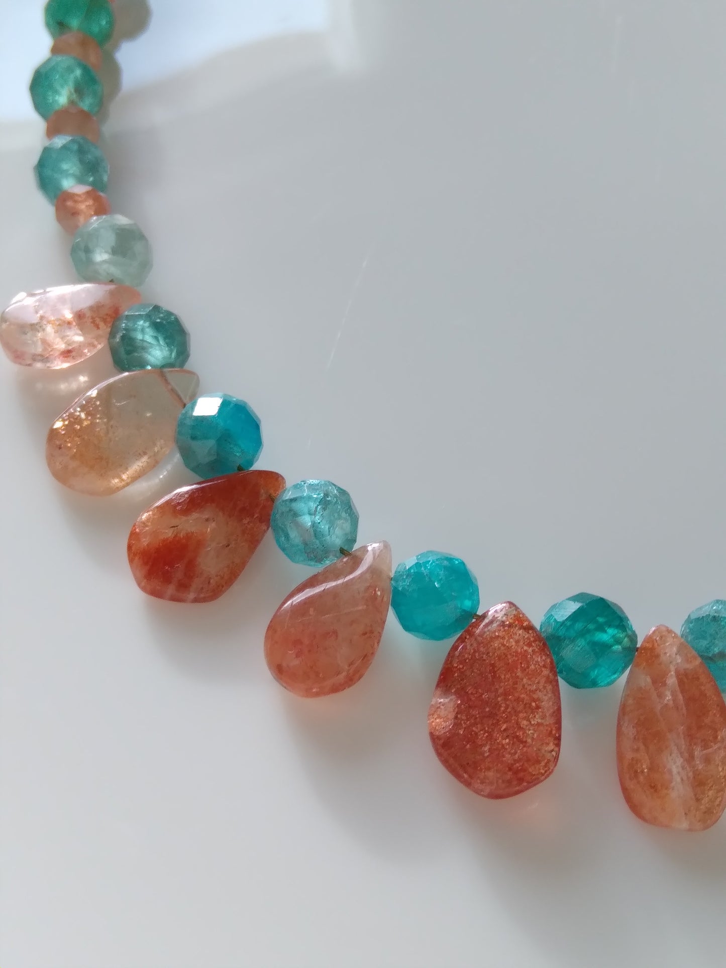 Collier en apatite bleue et pierre de soleil "Réconfort"