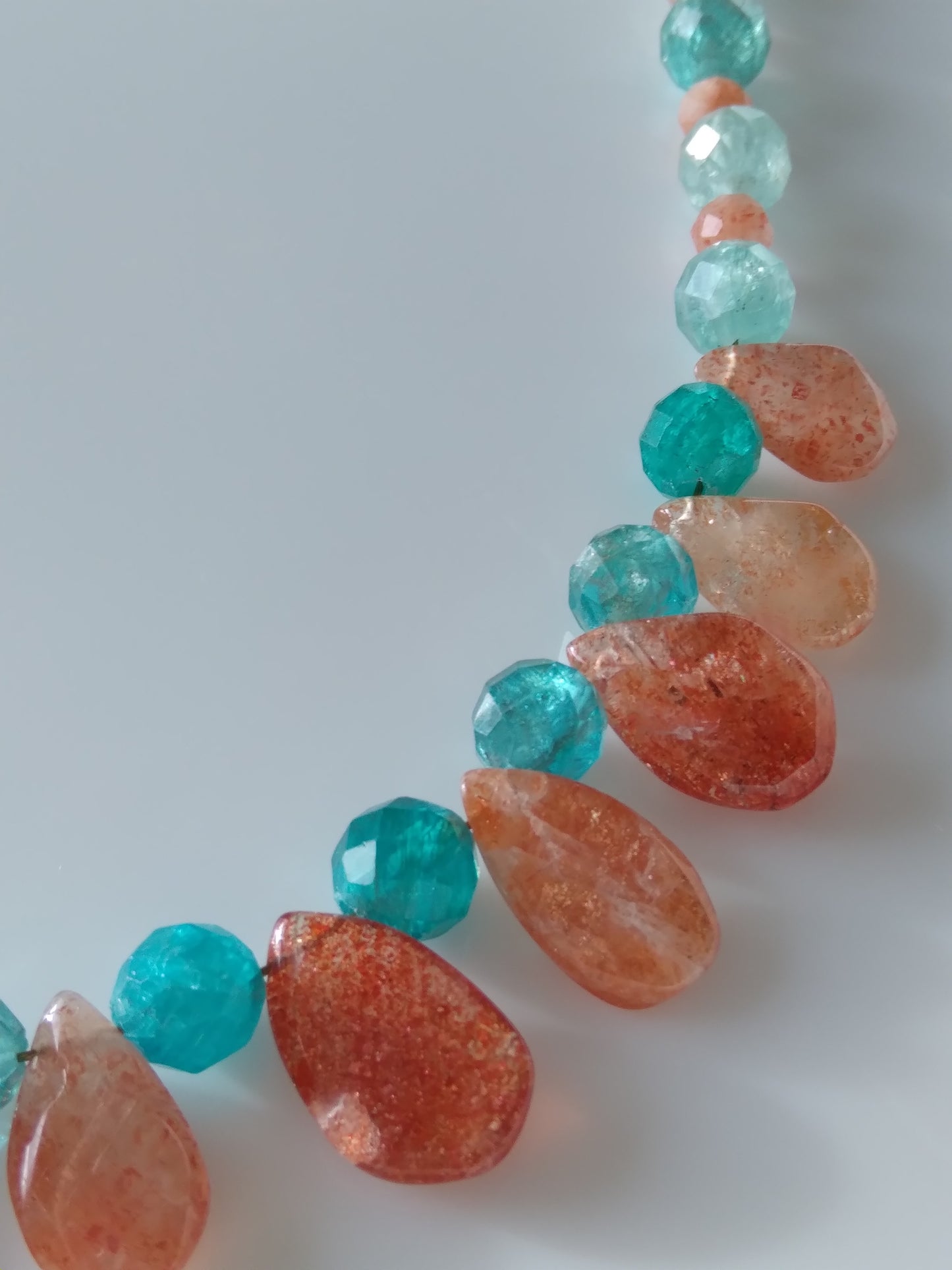 Collier en apatite bleue et pierre de soleil "Réconfort"