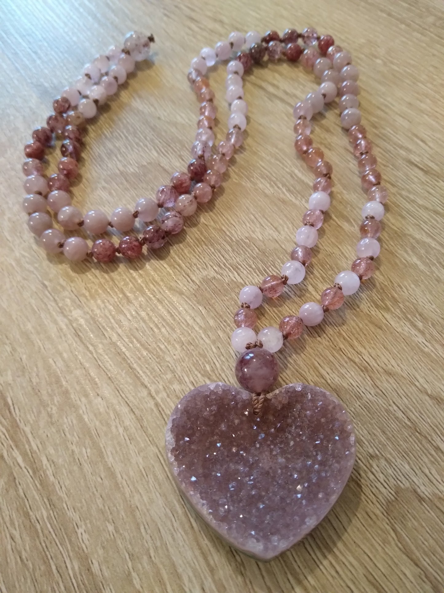 Mala en quartz rose, quartz fraise, kunzite et améthyste brute "Bonheur"