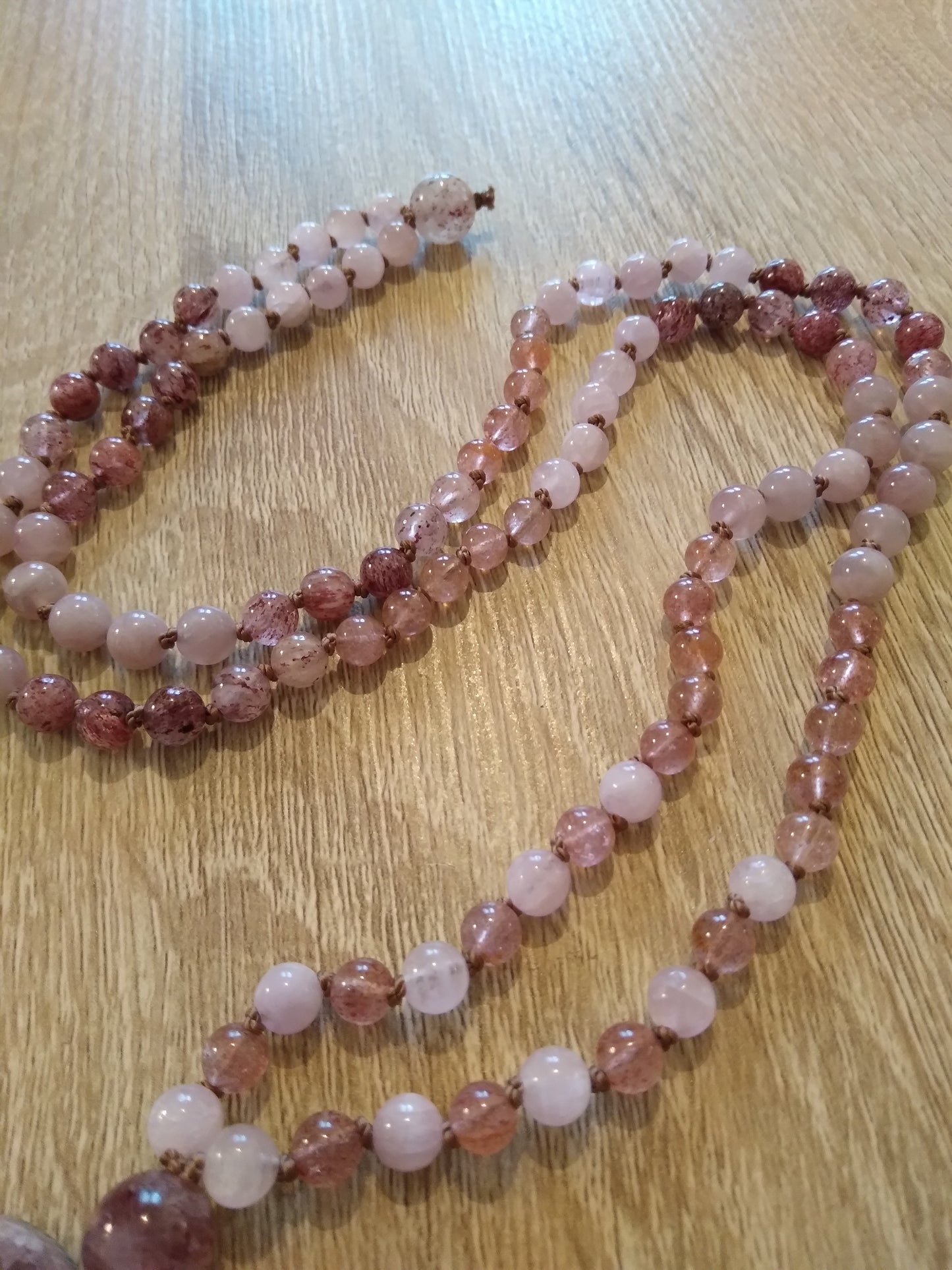 Mala en quartz rose, quartz fraise, kunzite et améthyste brute "Bonheur"