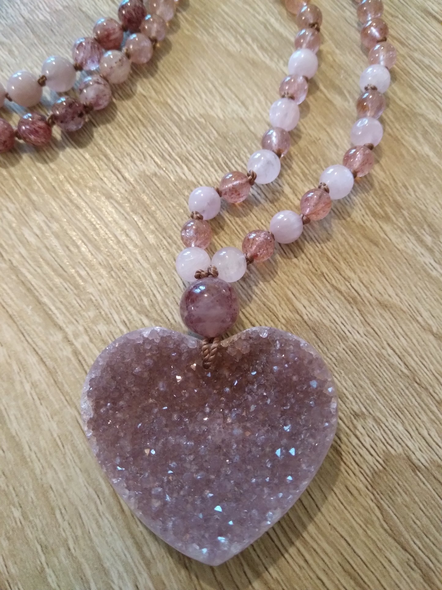 Mala en quartz rose, quartz fraise, kunzite et améthyste brute "Bonheur"