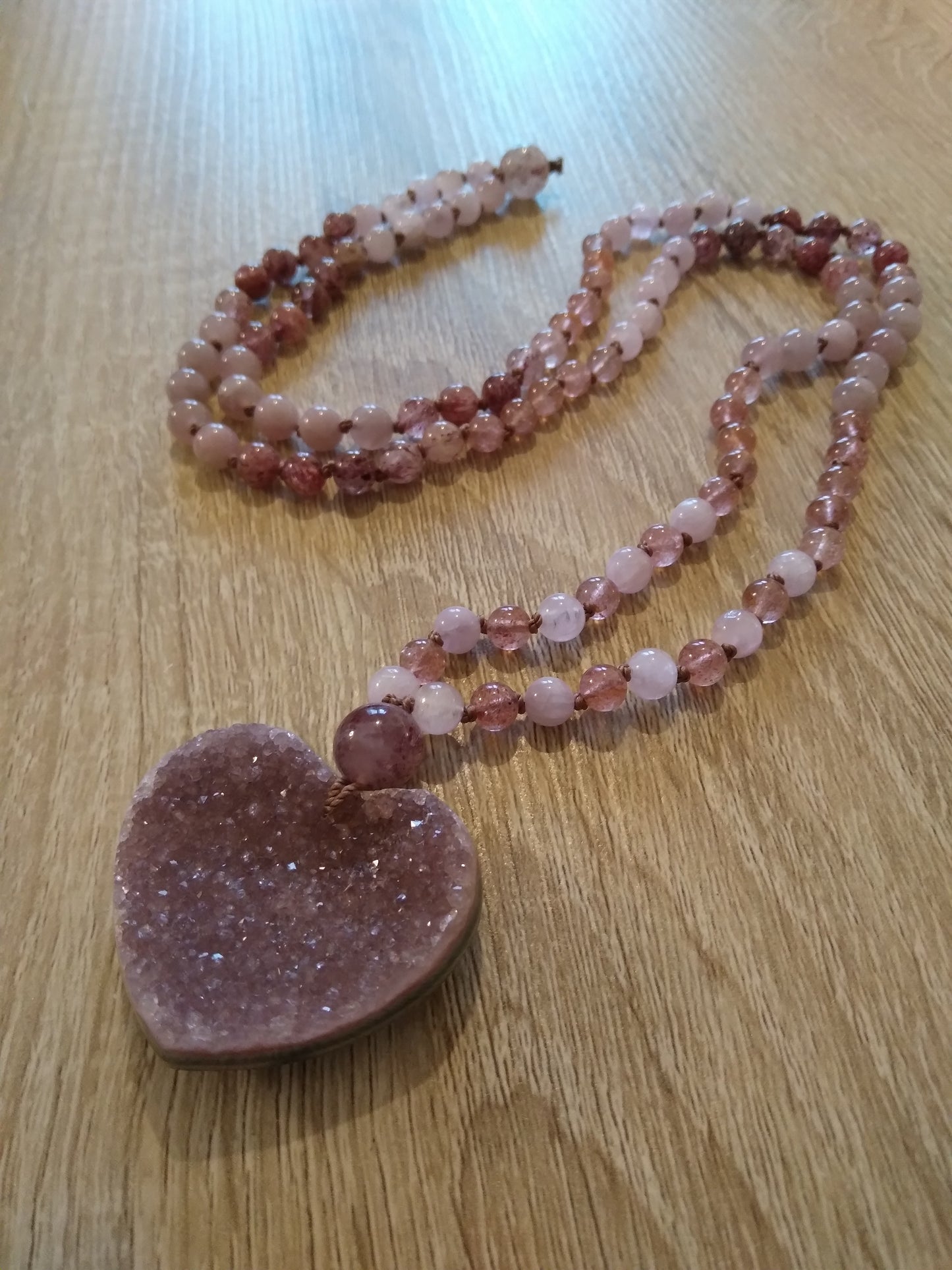 Mala en quartz rose, quartz fraise, kunzite et améthyste brute "Bonheur"