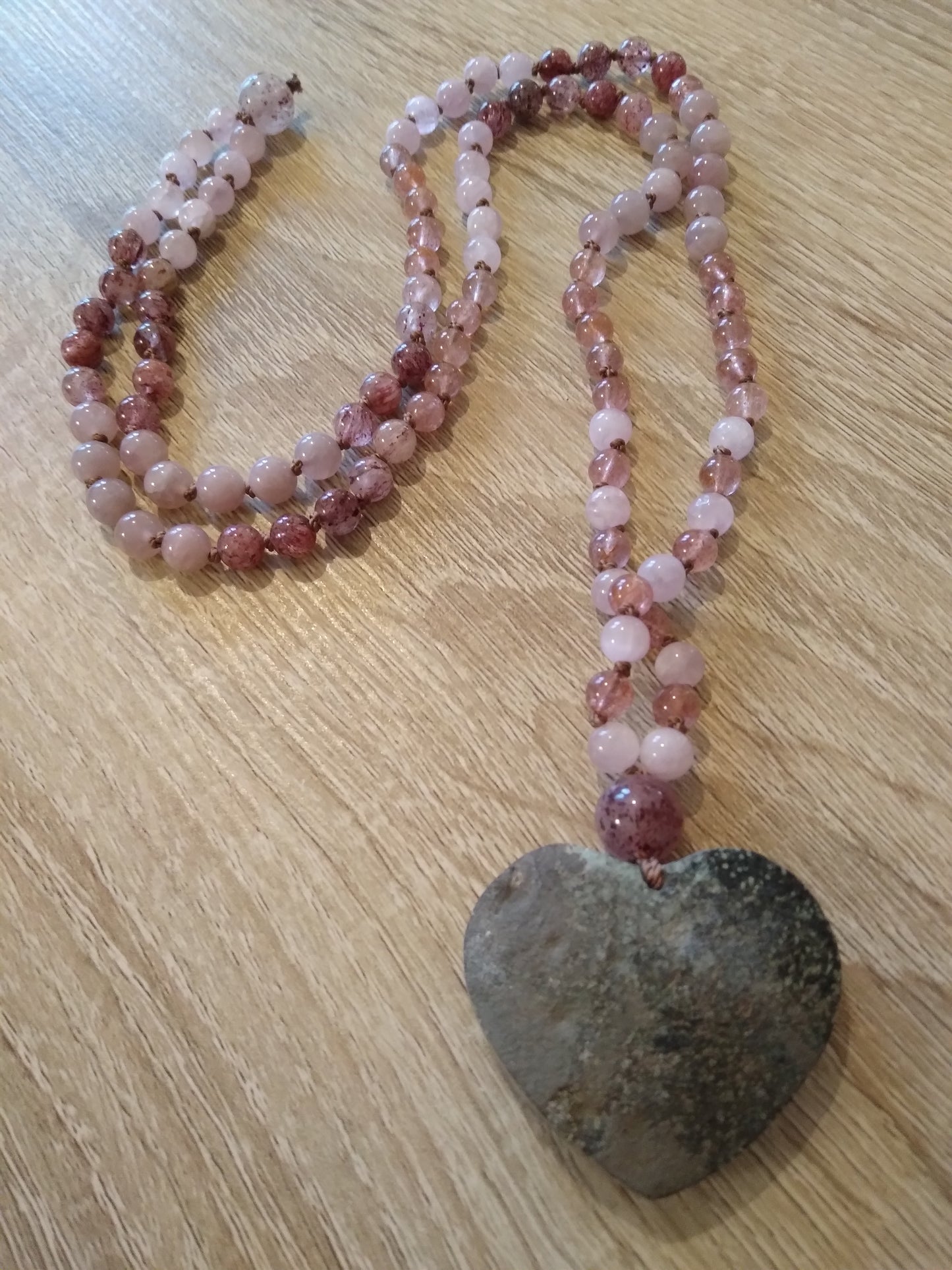 Mala en quartz rose, quartz fraise, kunzite et améthyste brute "Bonheur"