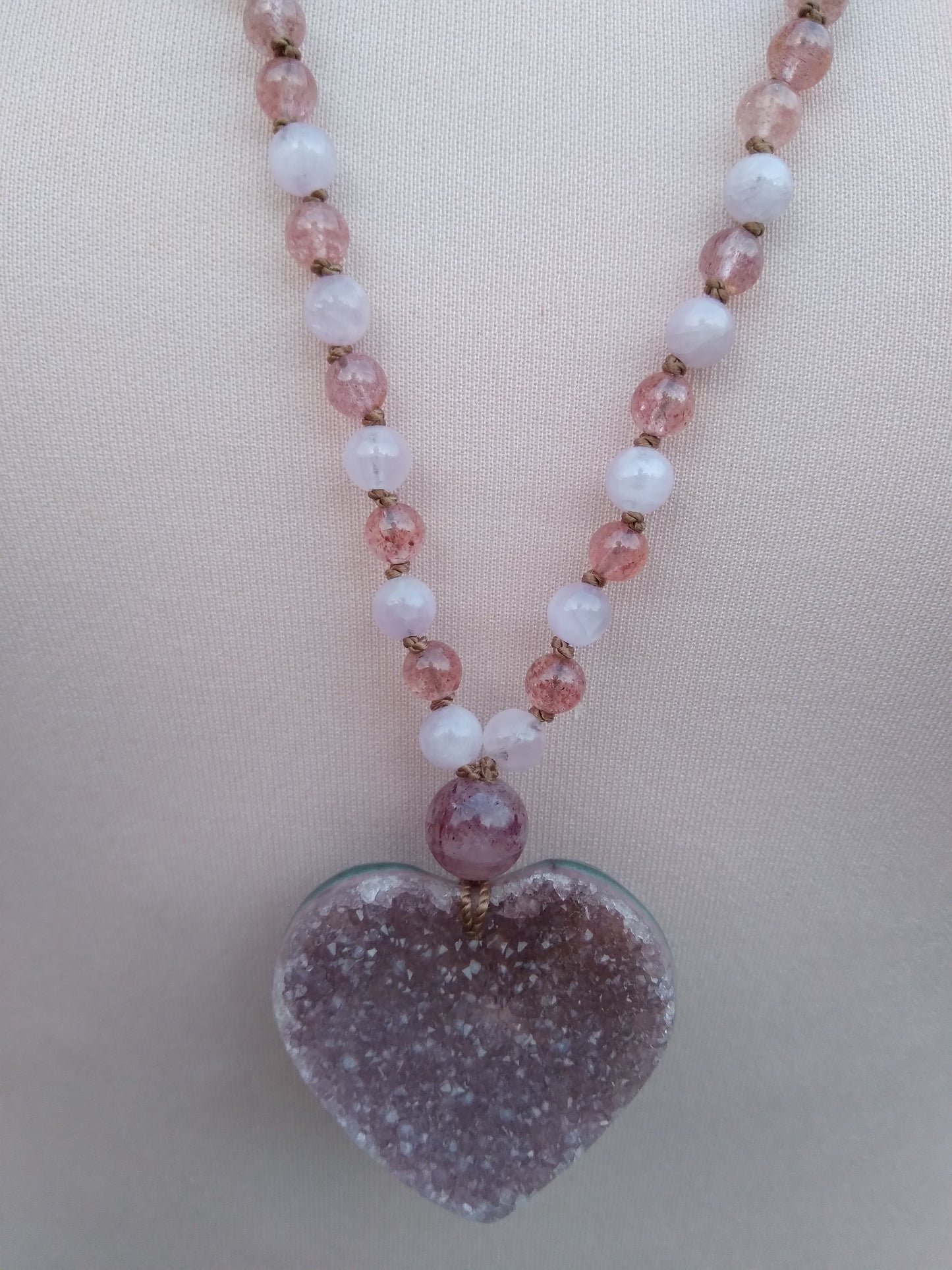 Mala en quartz rose, quartz fraise, kunzite et améthyste brute "Bonheur"