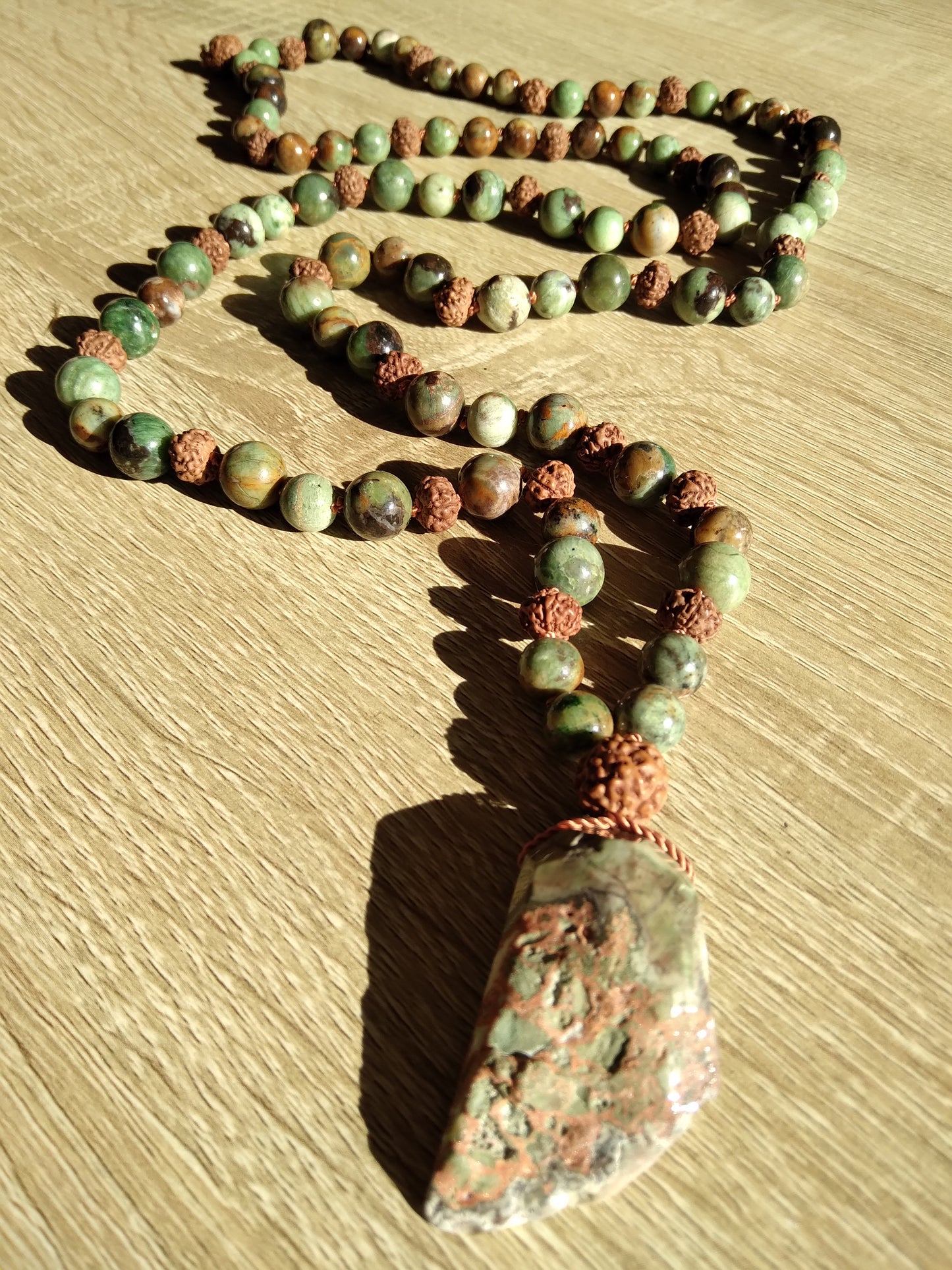 Mala en opale verte et graines de rudraksha "Reliance"