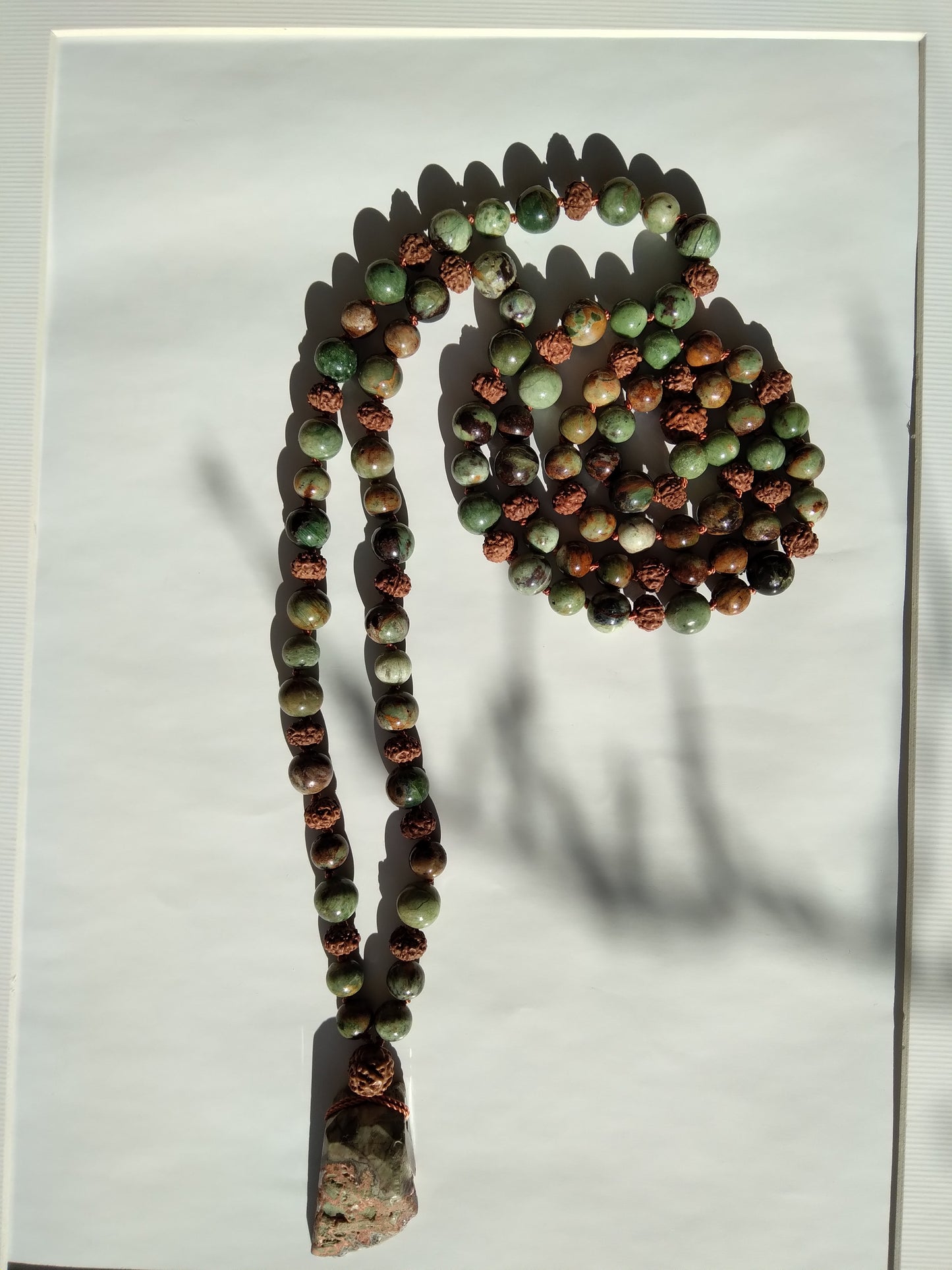 Mala en opale verte et graines de rudraksha "Reliance"