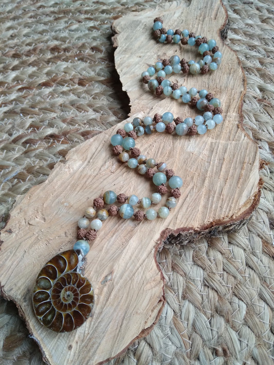 Mala "Paix" en calcite bleue lémurienne, graines de rudraksha et ammonite