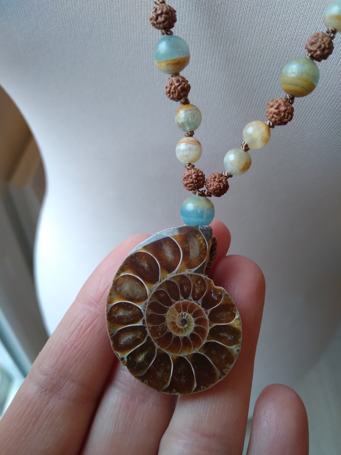 Mala "Paix" en calcite bleue lémurienne, graines de rudraksha et ammonite