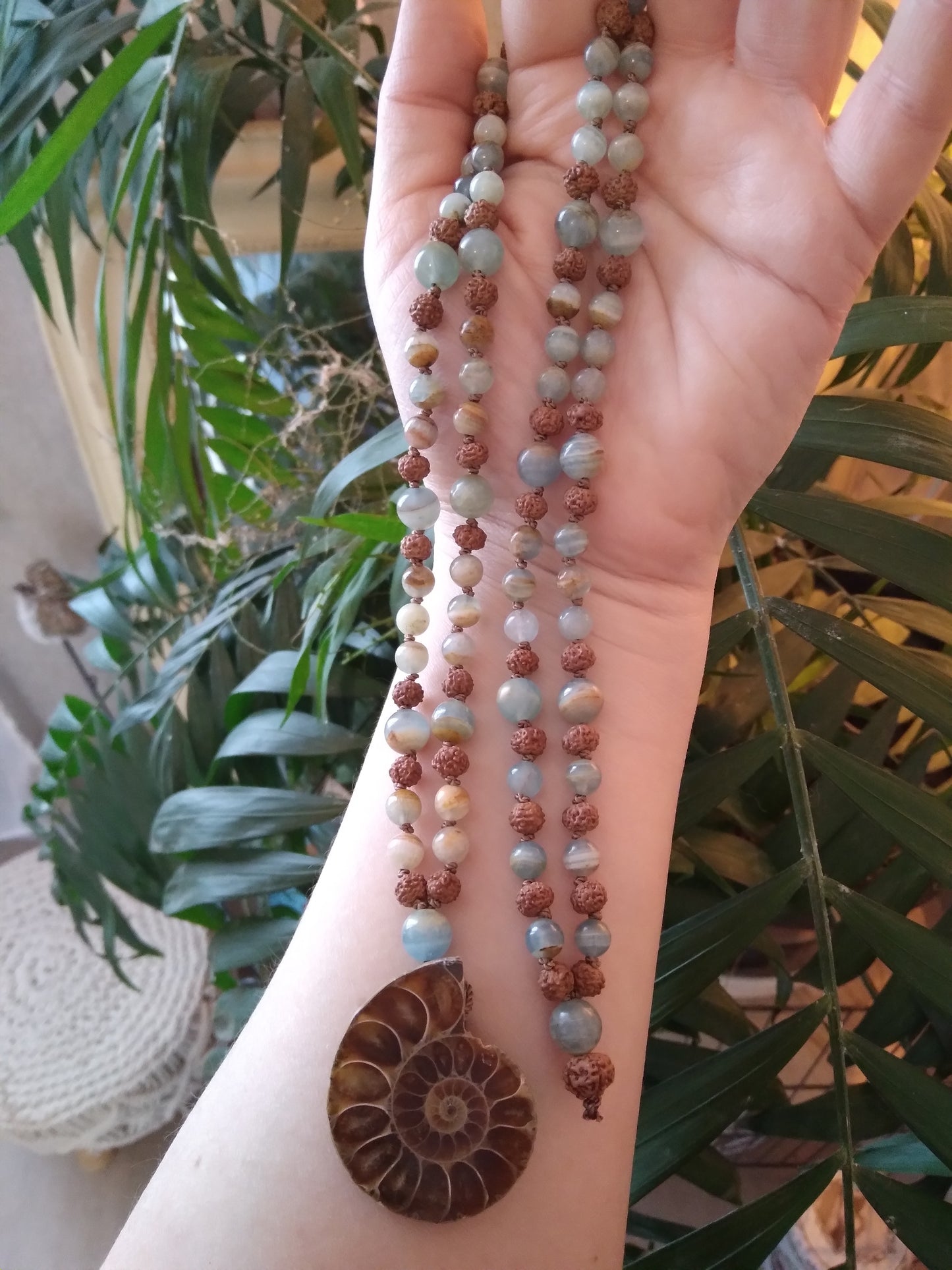 Mala "Paix" en calcite bleue lémurienne, graines de rudraksha et ammonite