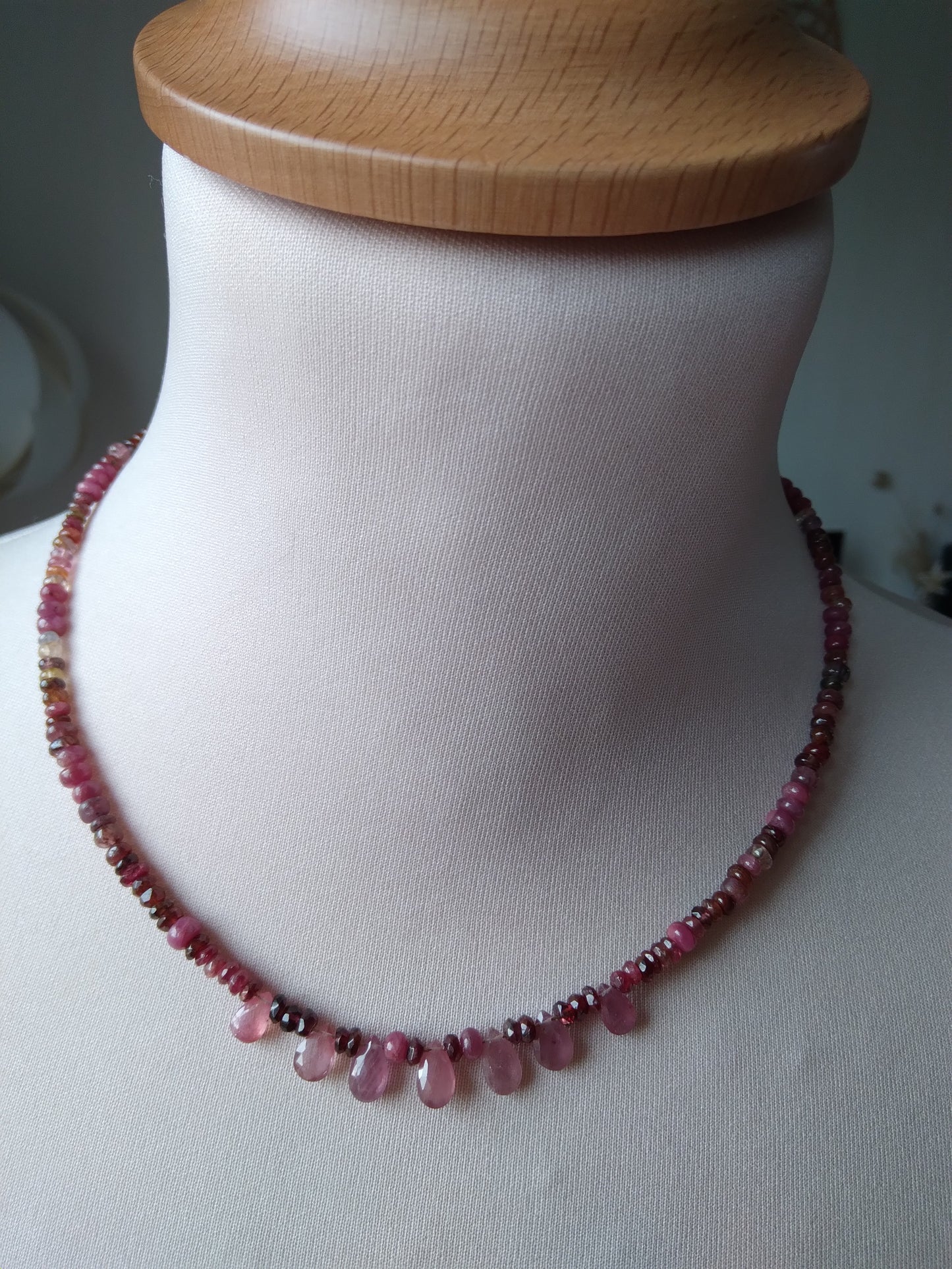 Collier ras de cou en saphir, rubis et spinelle "Pivoine"