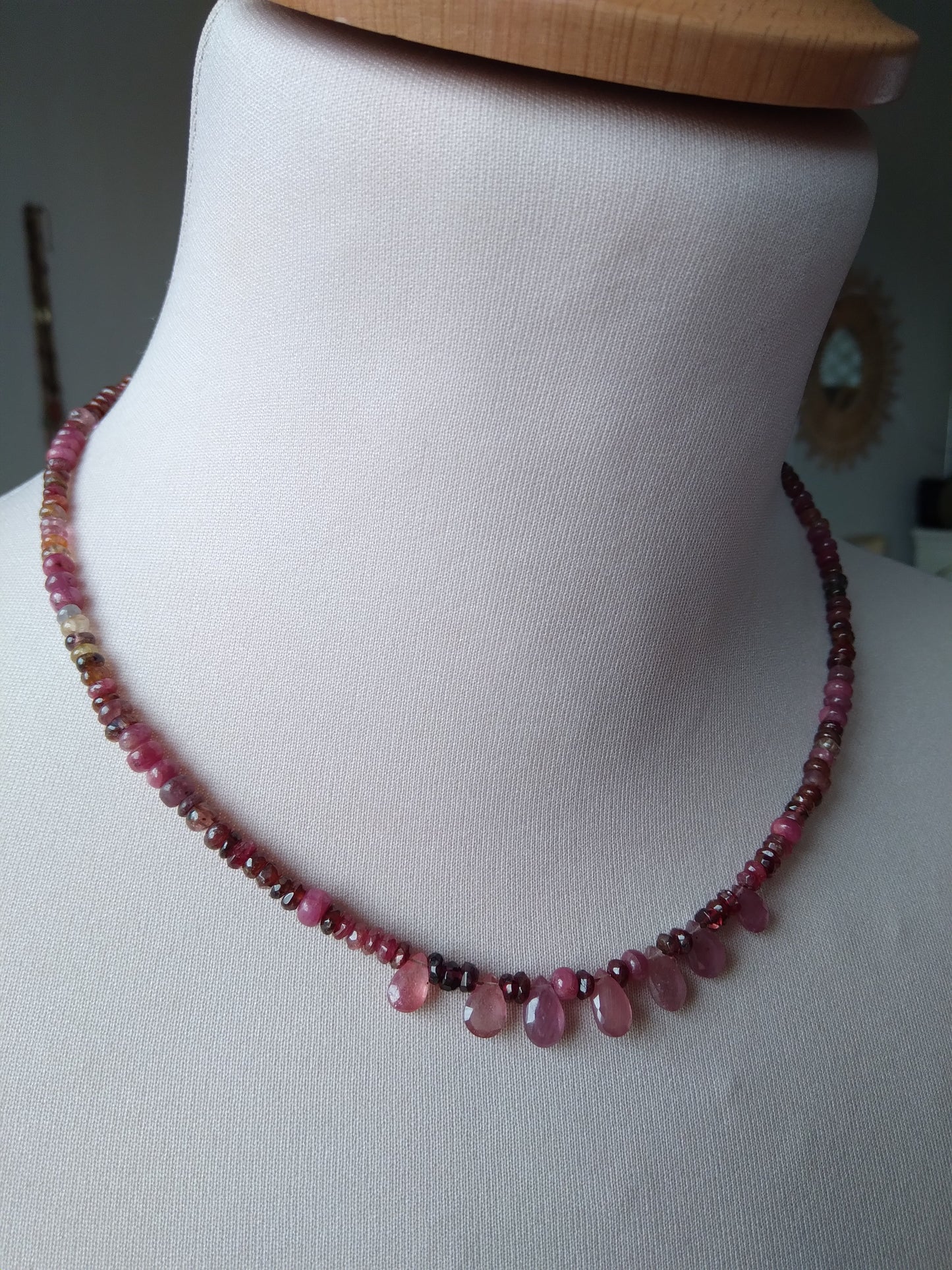 Collier ras de cou en saphir, rubis et spinelle "Pivoine"