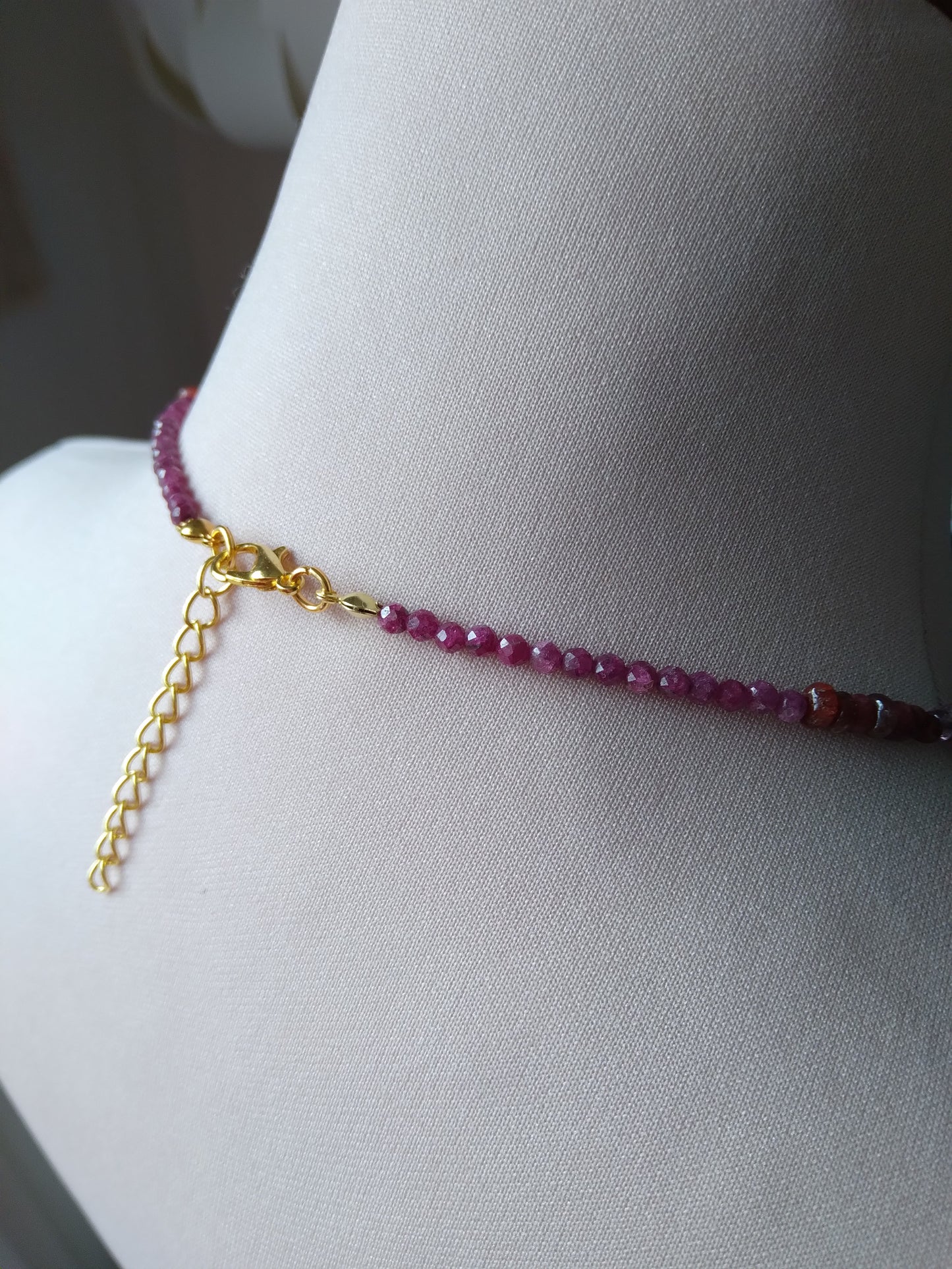 Collier ras de cou en saphir, rubis et spinelle "Pivoine"