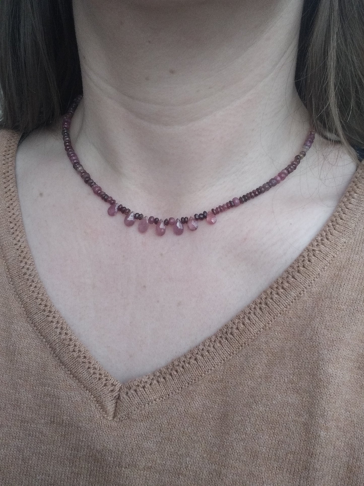 Collier ras de cou en saphir, rubis et spinelle "Pivoine"