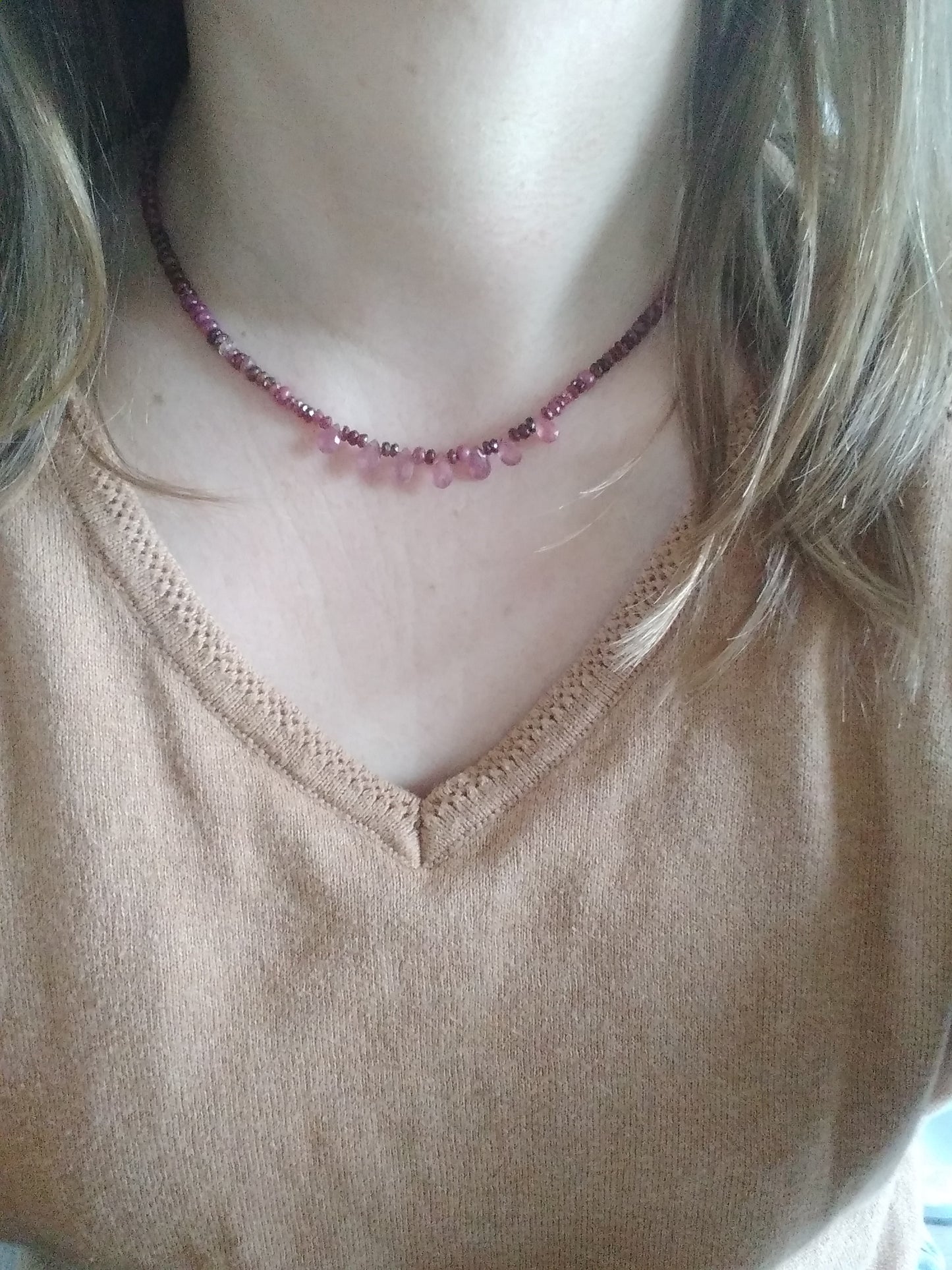 Collier ras de cou en saphir, rubis et spinelle "Pivoine"