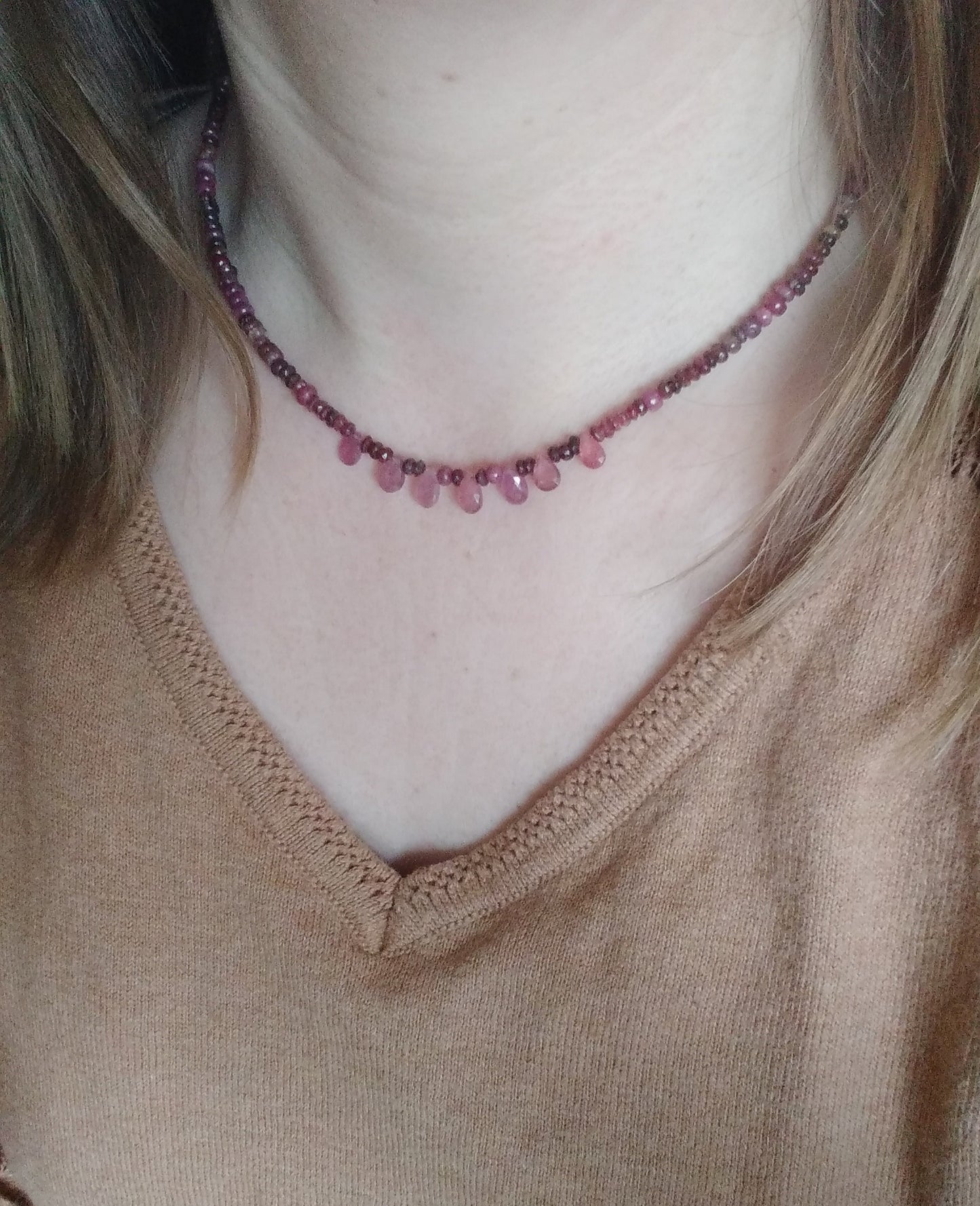 Collier ras de cou en saphir, rubis et spinelle "Pivoine"