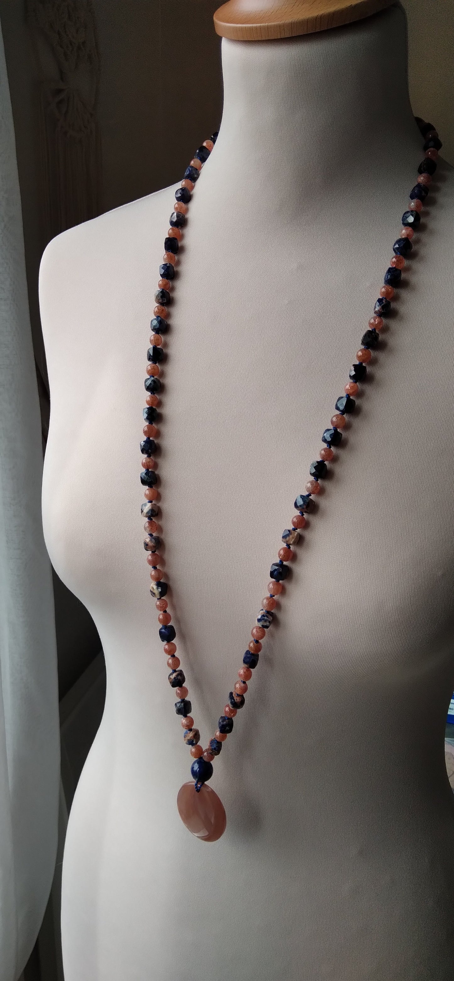 Mala en sodalite orangée, pierre de soleil, lapis-lazuli et pierre de lune orangée "Happy life"