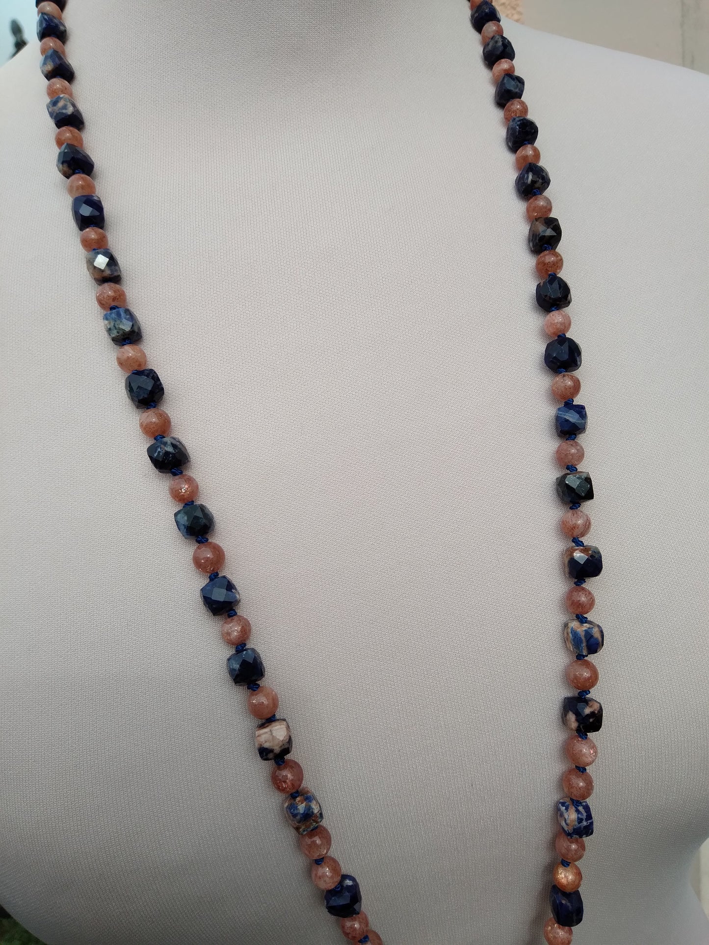 Mala en sodalite orangée, pierre de soleil, lapis-lazuli et pierre de lune orangée "Happy life"