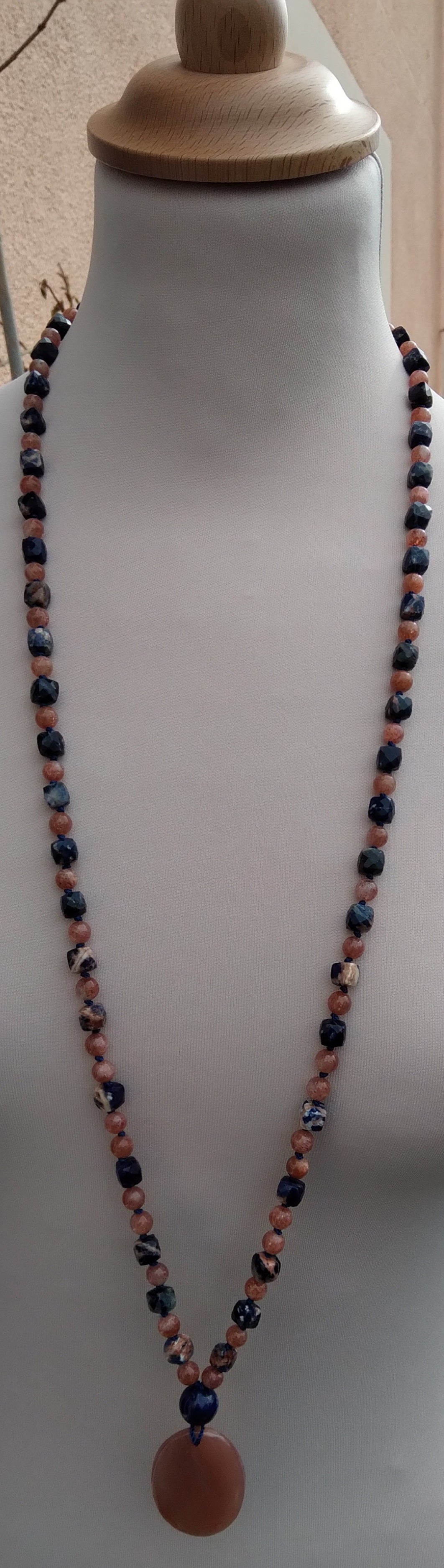 Mala en sodalite orangée, pierre de soleil, lapis-lazuli et pierre de lune orangée "Happy life"