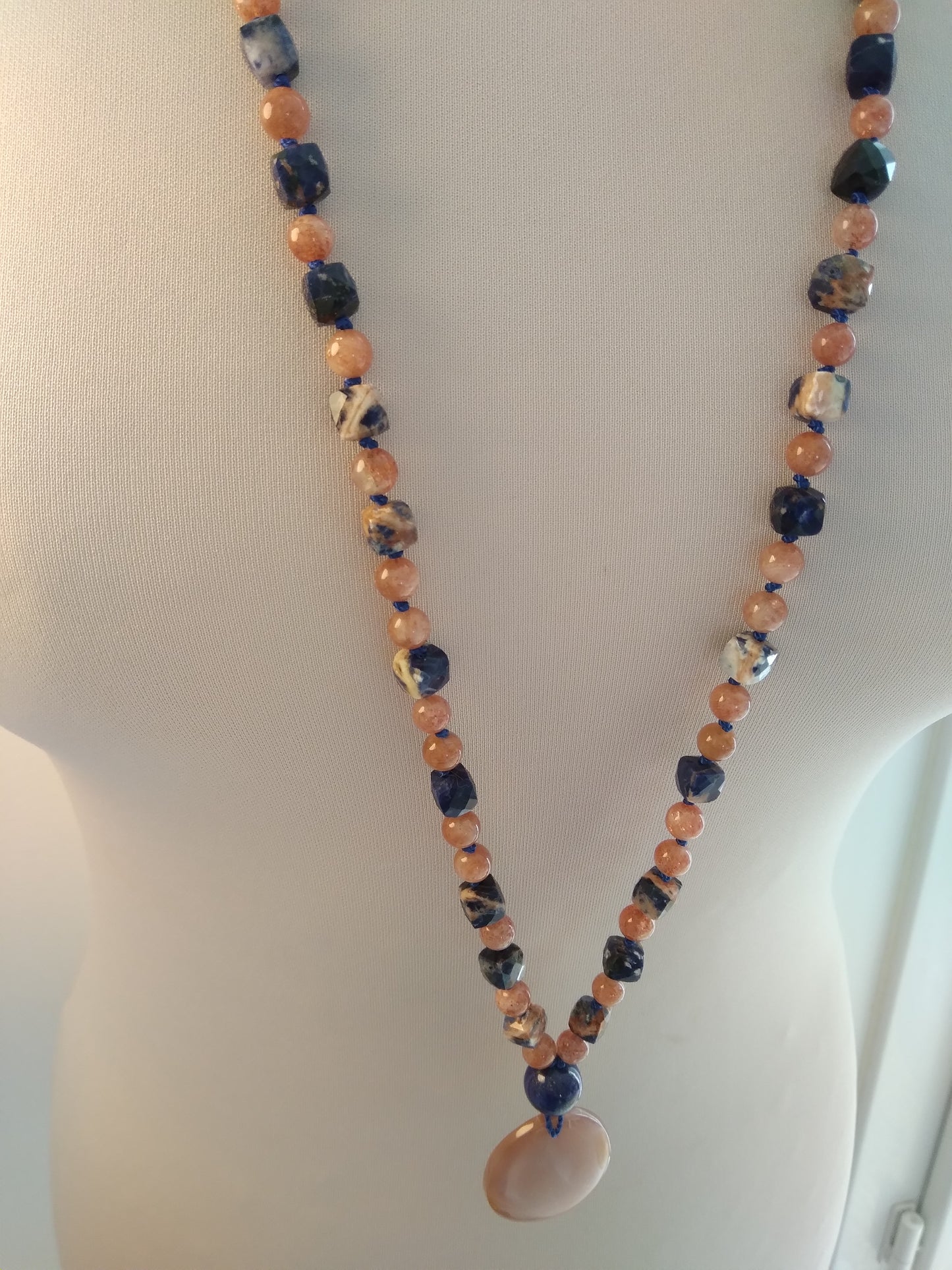 Mala en sodalite orangée, pierre de soleil, lapis-lazuli et pierre de lune orangée "Happy life"