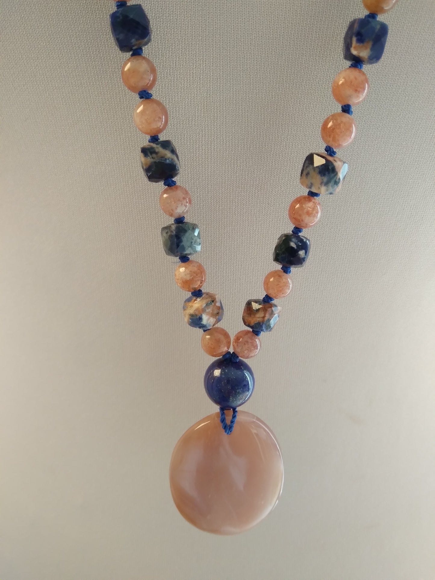 Mala en sodalite orangée, pierre de soleil, lapis-lazuli et pierre de lune orangée "Happy life"