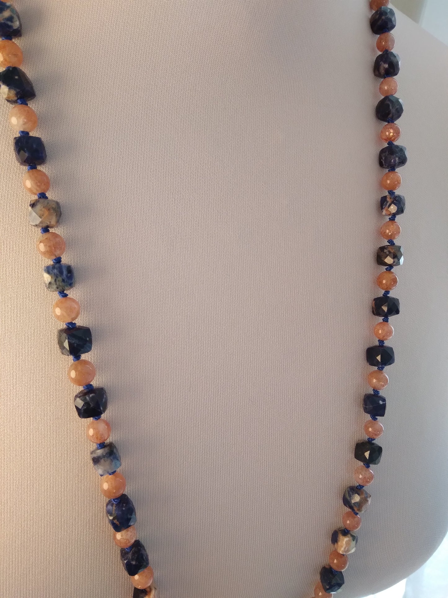 Mala en sodalite orangée, pierre de soleil, lapis-lazuli et pierre de lune orangée "Happy life"