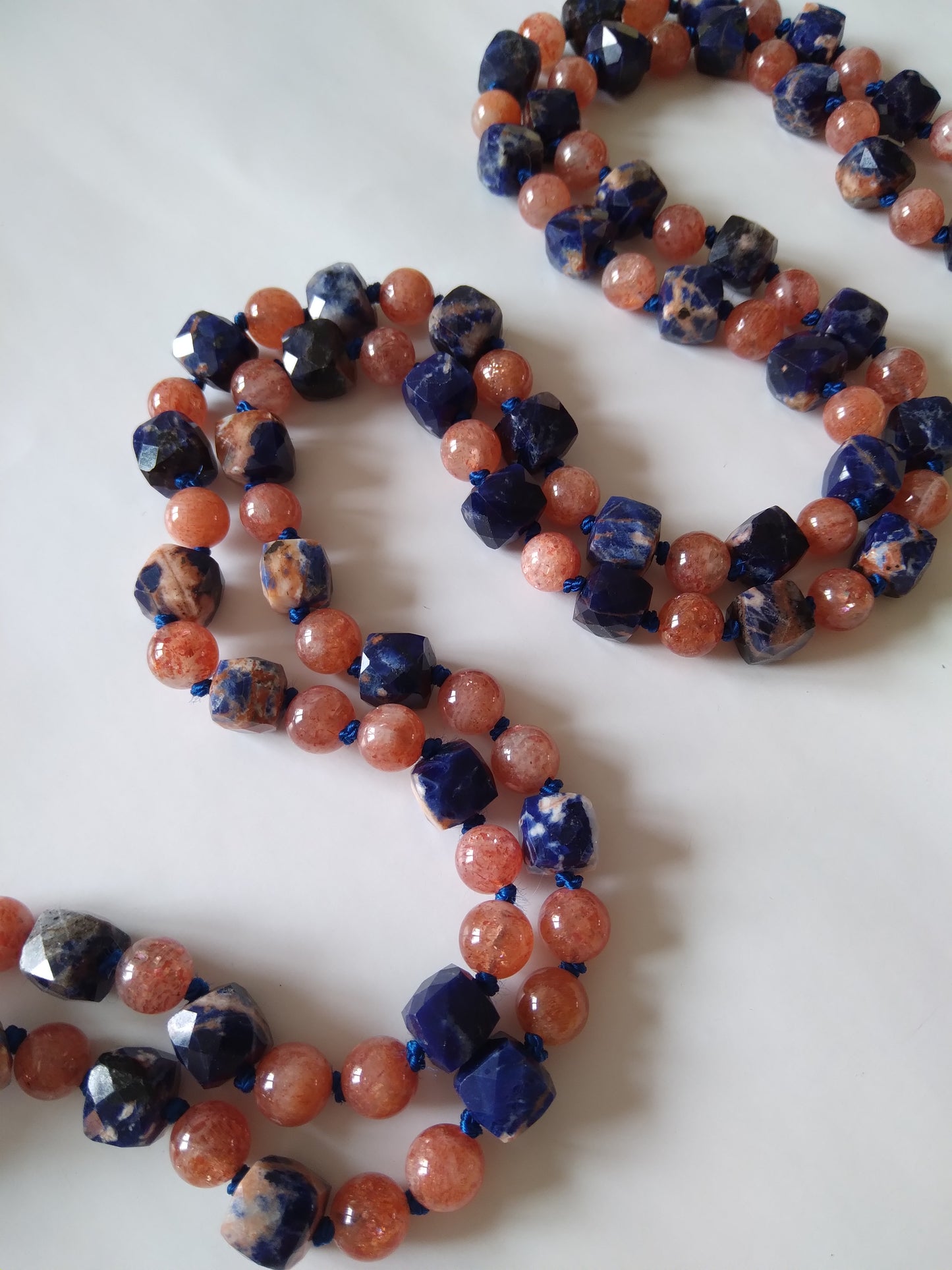 Mala en sodalite orangée, pierre de soleil, lapis-lazuli et pierre de lune orangée "Happy life"