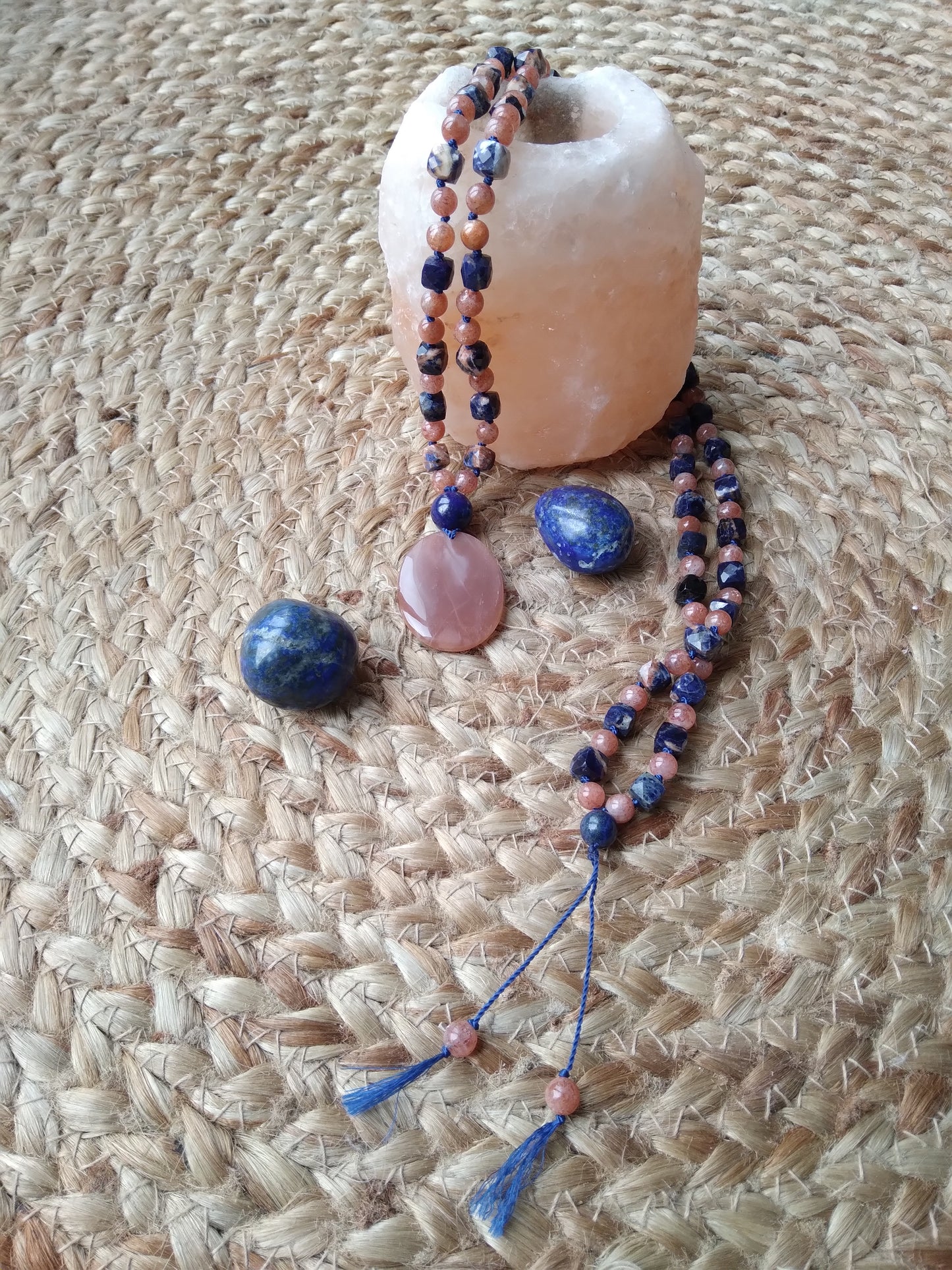 Mala en sodalite orangée, pierre de soleil, lapis-lazuli et pierre de lune orangée "Happy life"