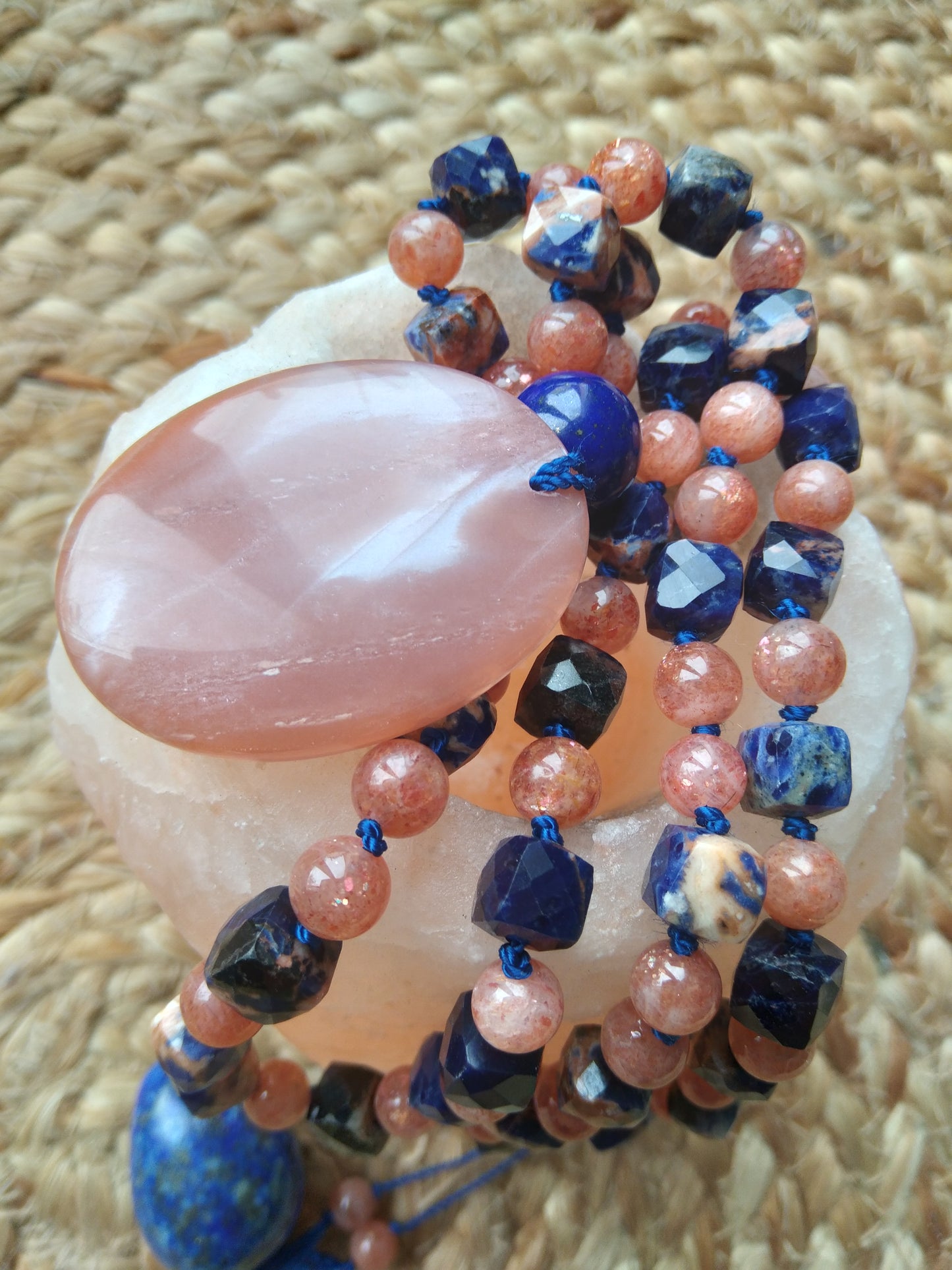 Mala en sodalite orangée, pierre de soleil, lapis-lazuli et pierre de lune orangée "Happy life"