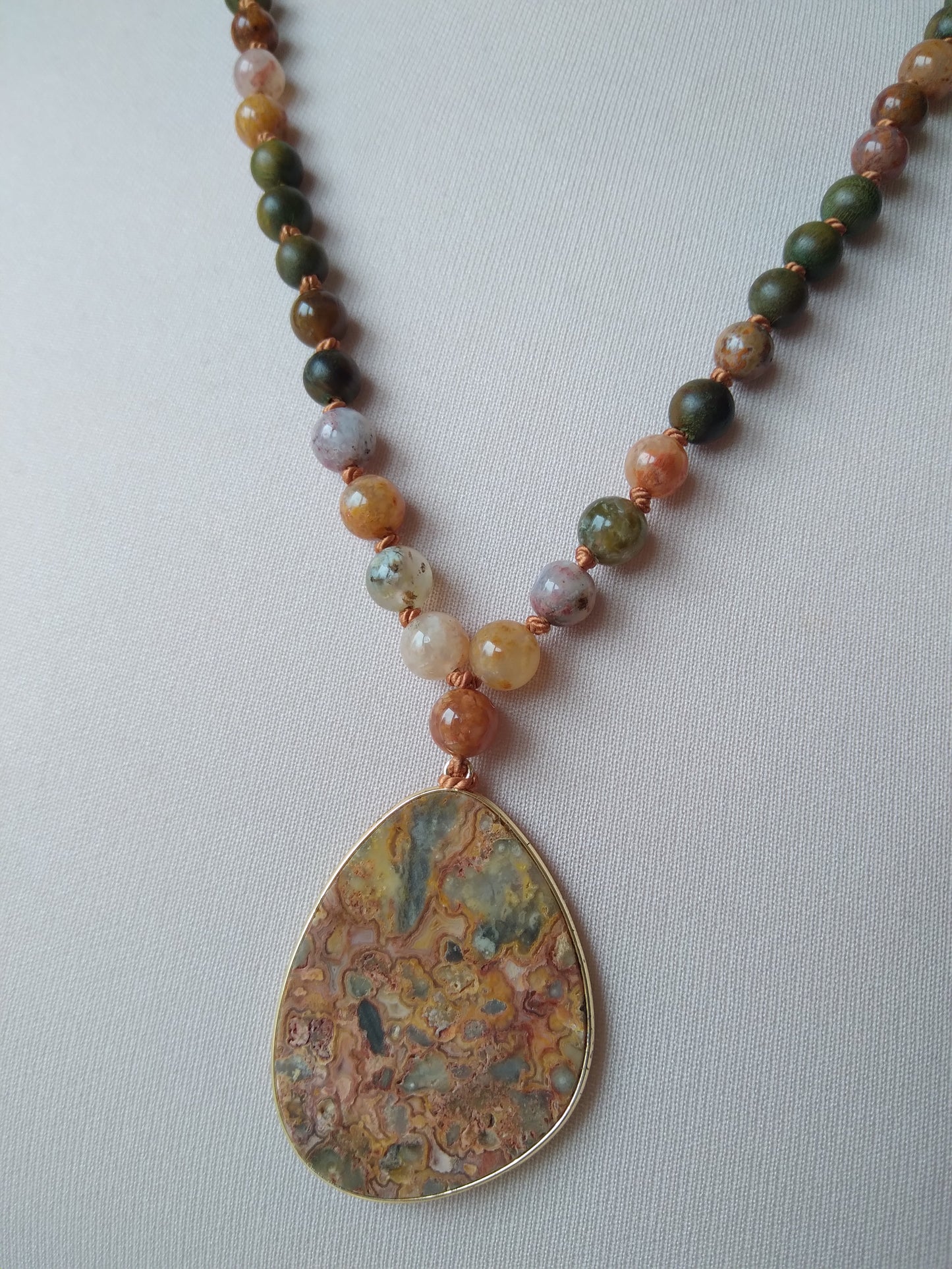 Collier en jaspe océan, aventurine orange, grenat vert et bois de santal "Ose"