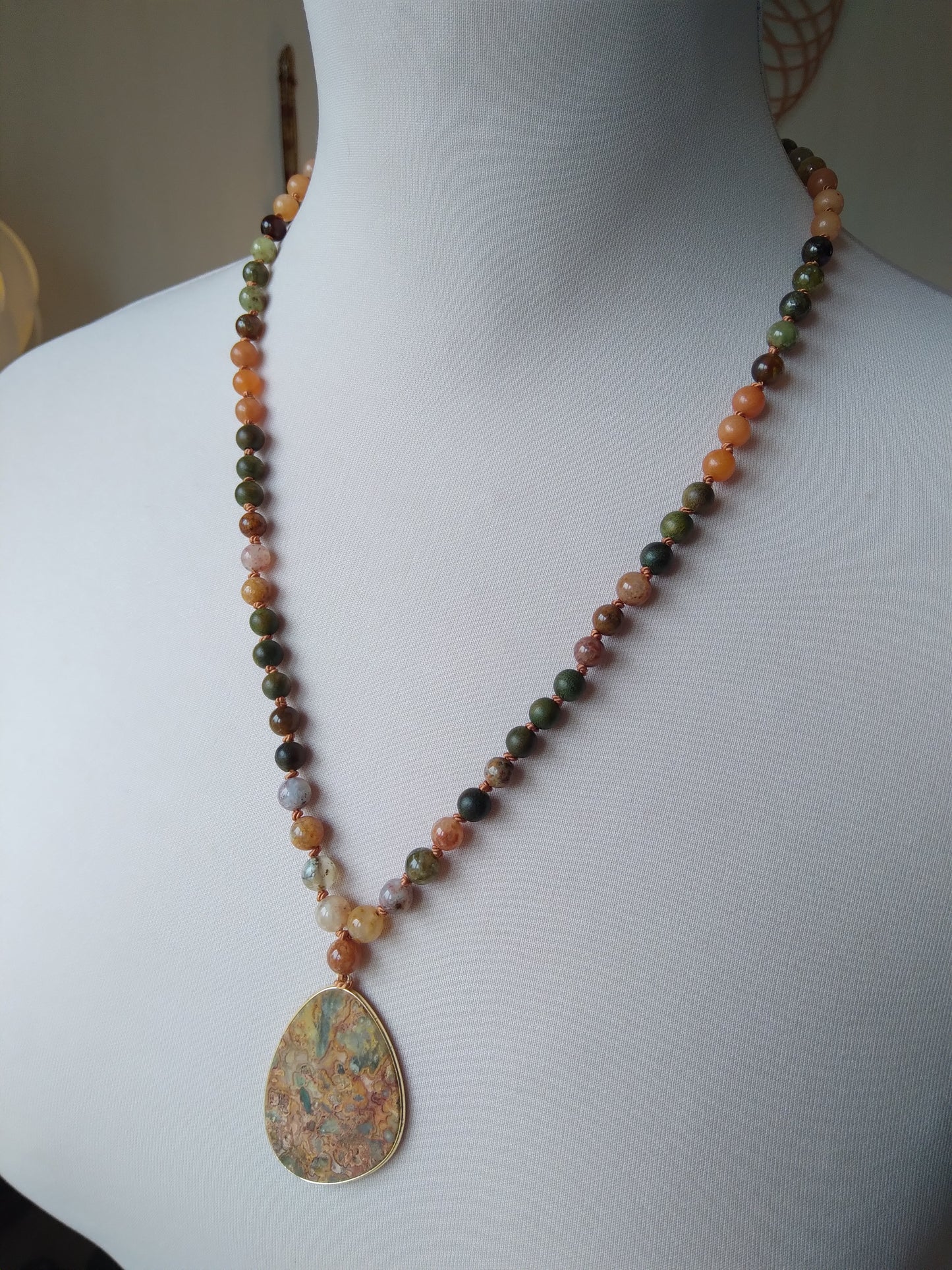 Collier en jaspe océan, aventurine orange, grenat vert et bois de santal "Ose"