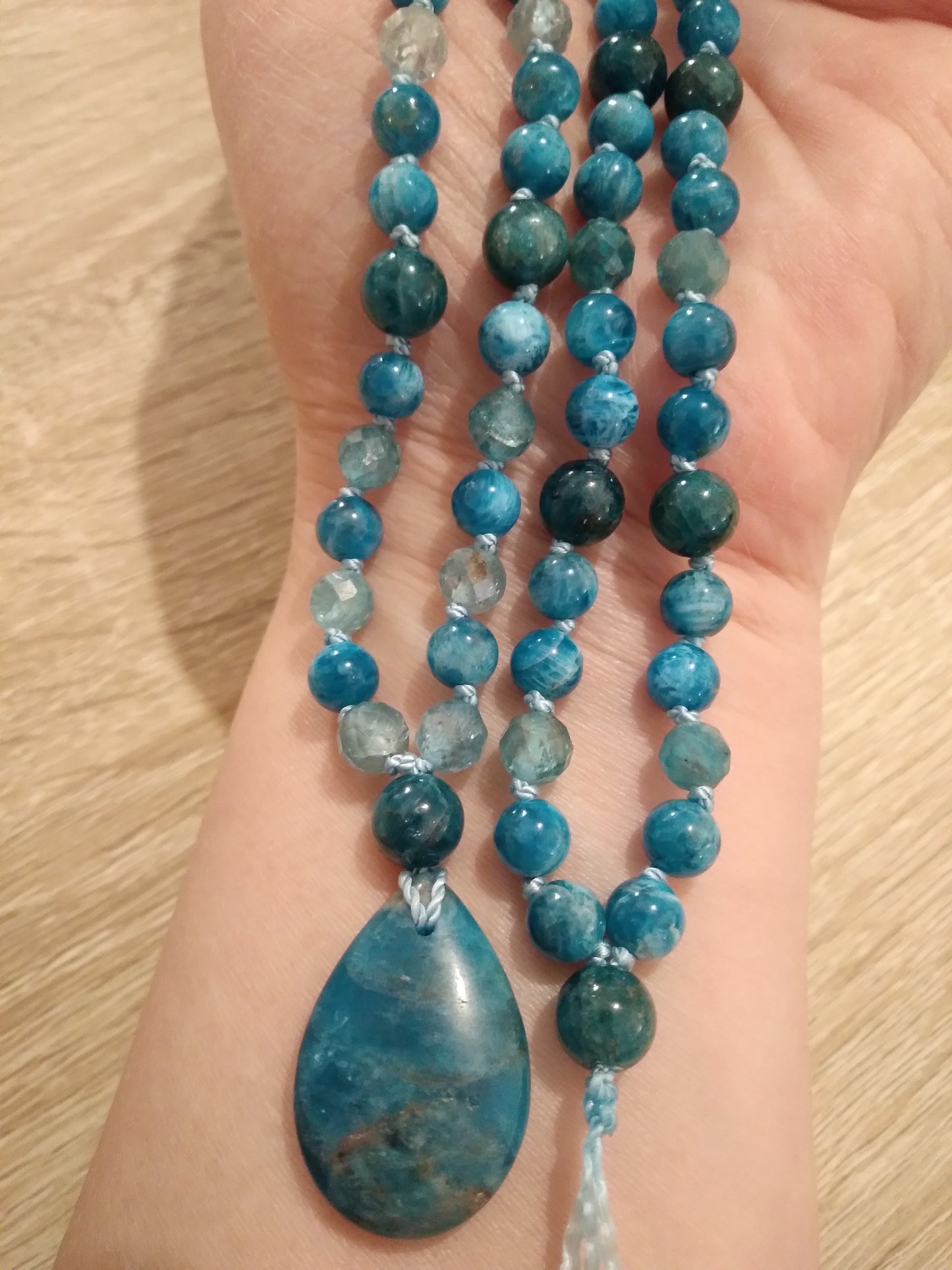 Collier en apatite bleue "Clarté"