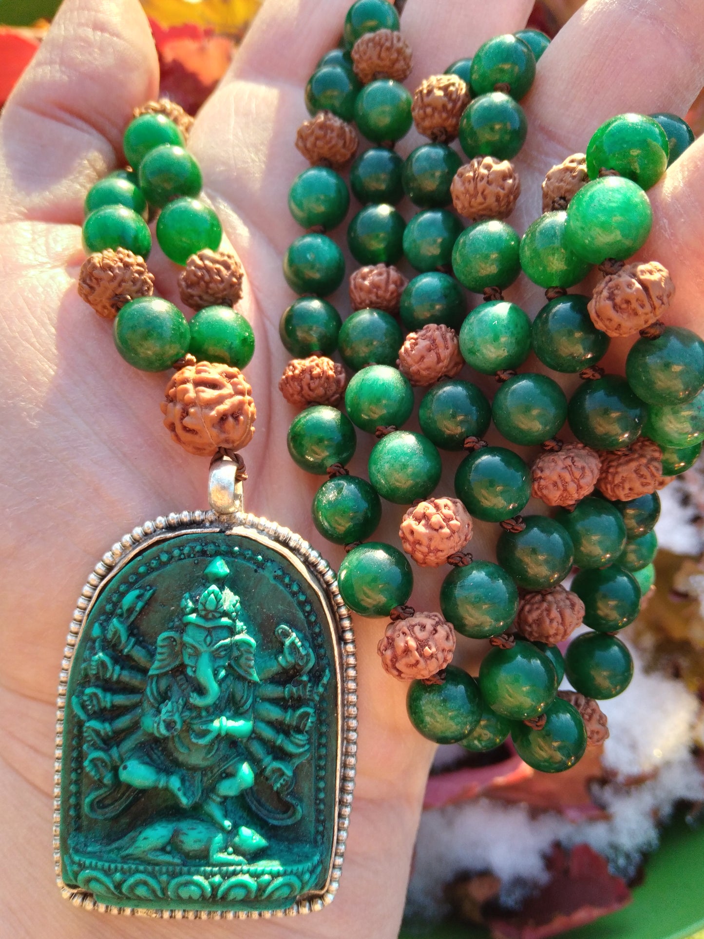 Mala en muscovite, graines de rudraksha, pendentif Ganesh "Introspection"