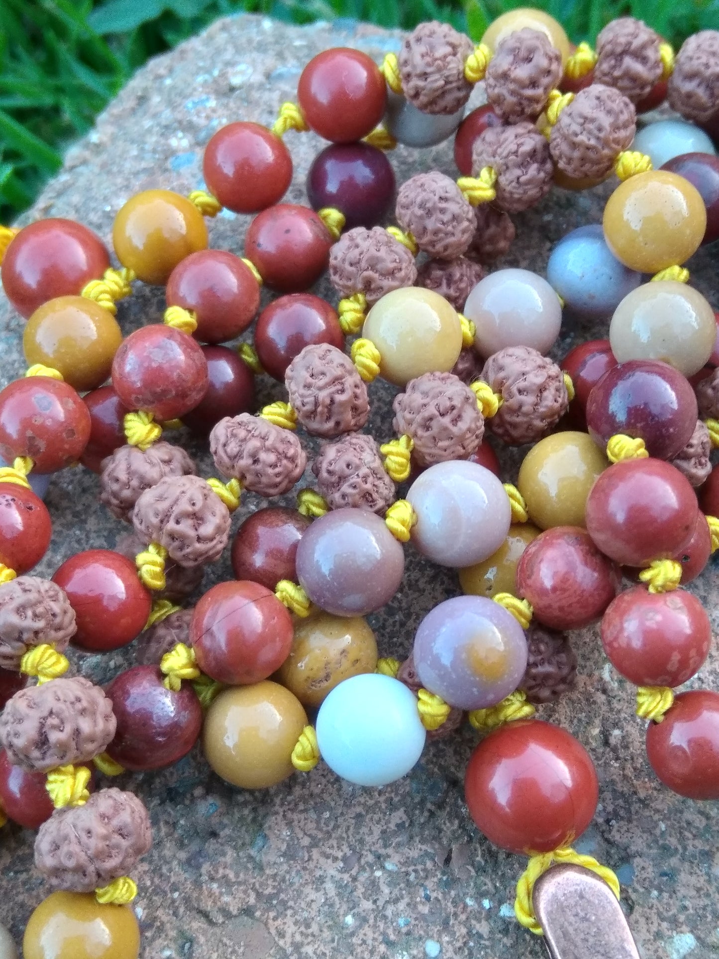 Mala en jaspe rouge, mokaite et graines de rudraksha "Origines"