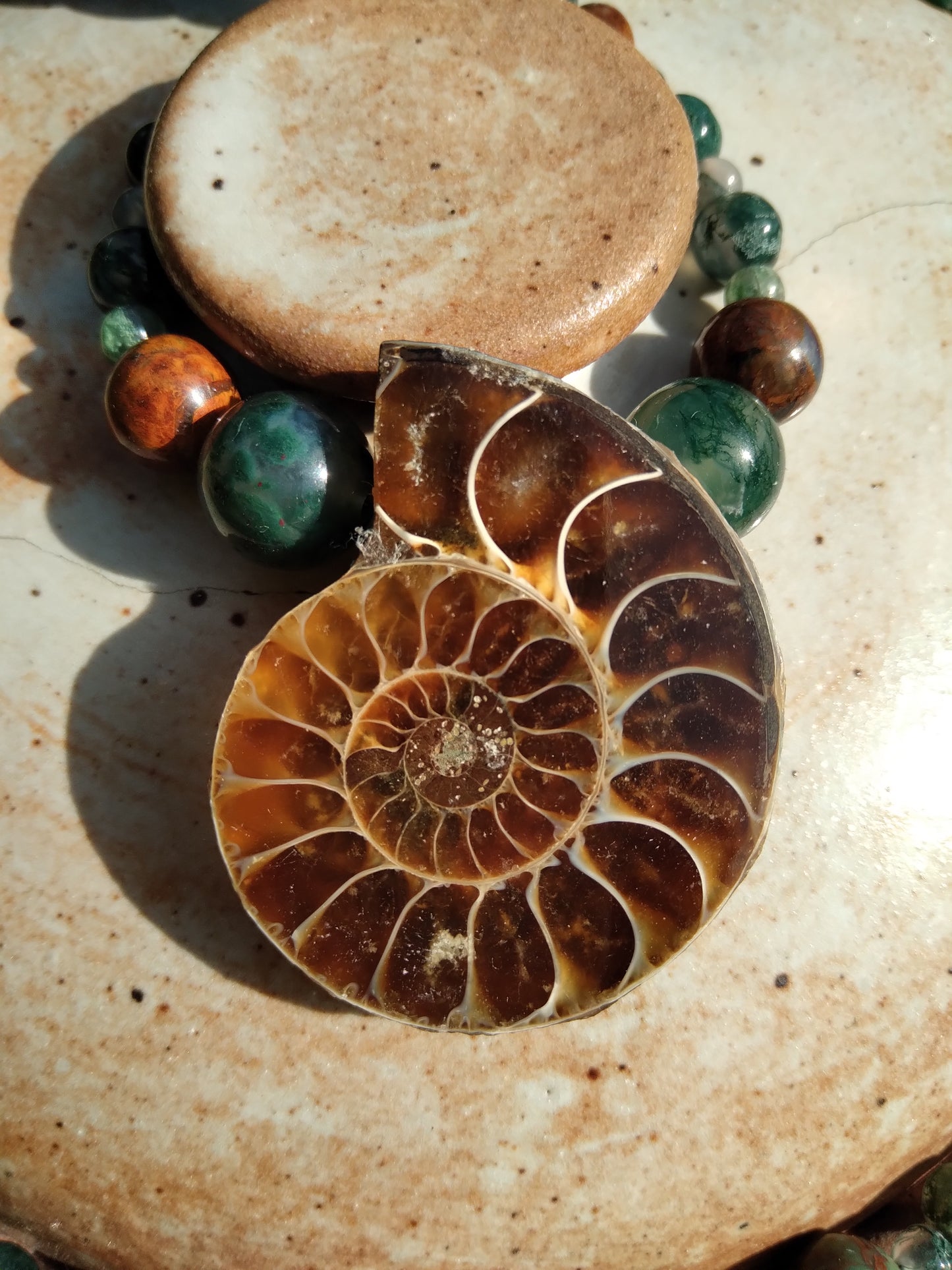 Collier mala en agate mousse, jade et ammonite "Mystère"