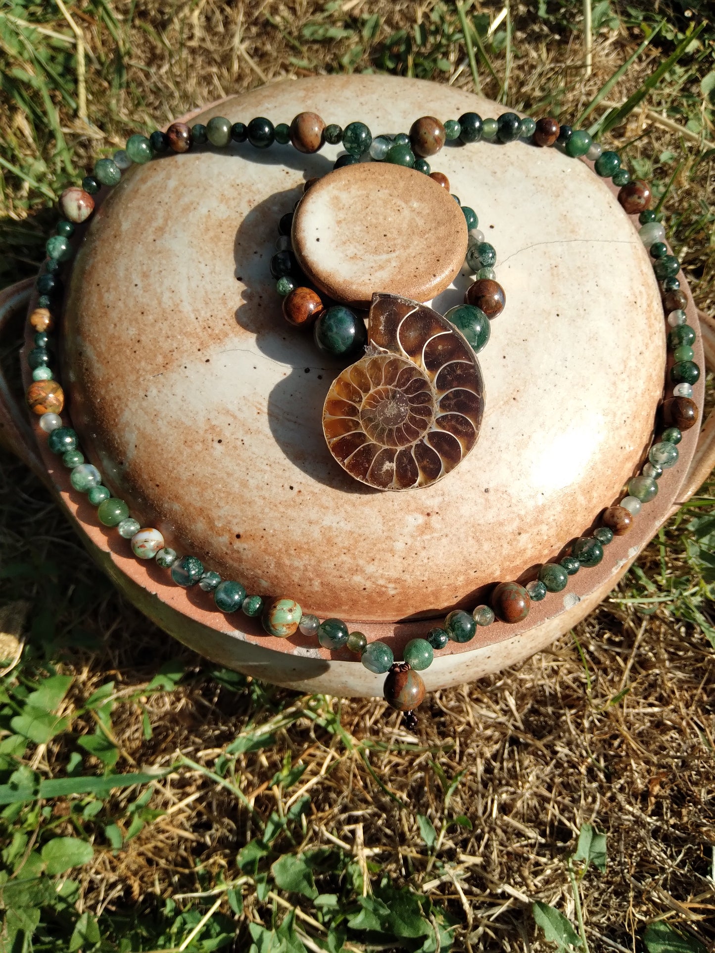 Collier mala en agate mousse, jade et ammonite "Mystère"