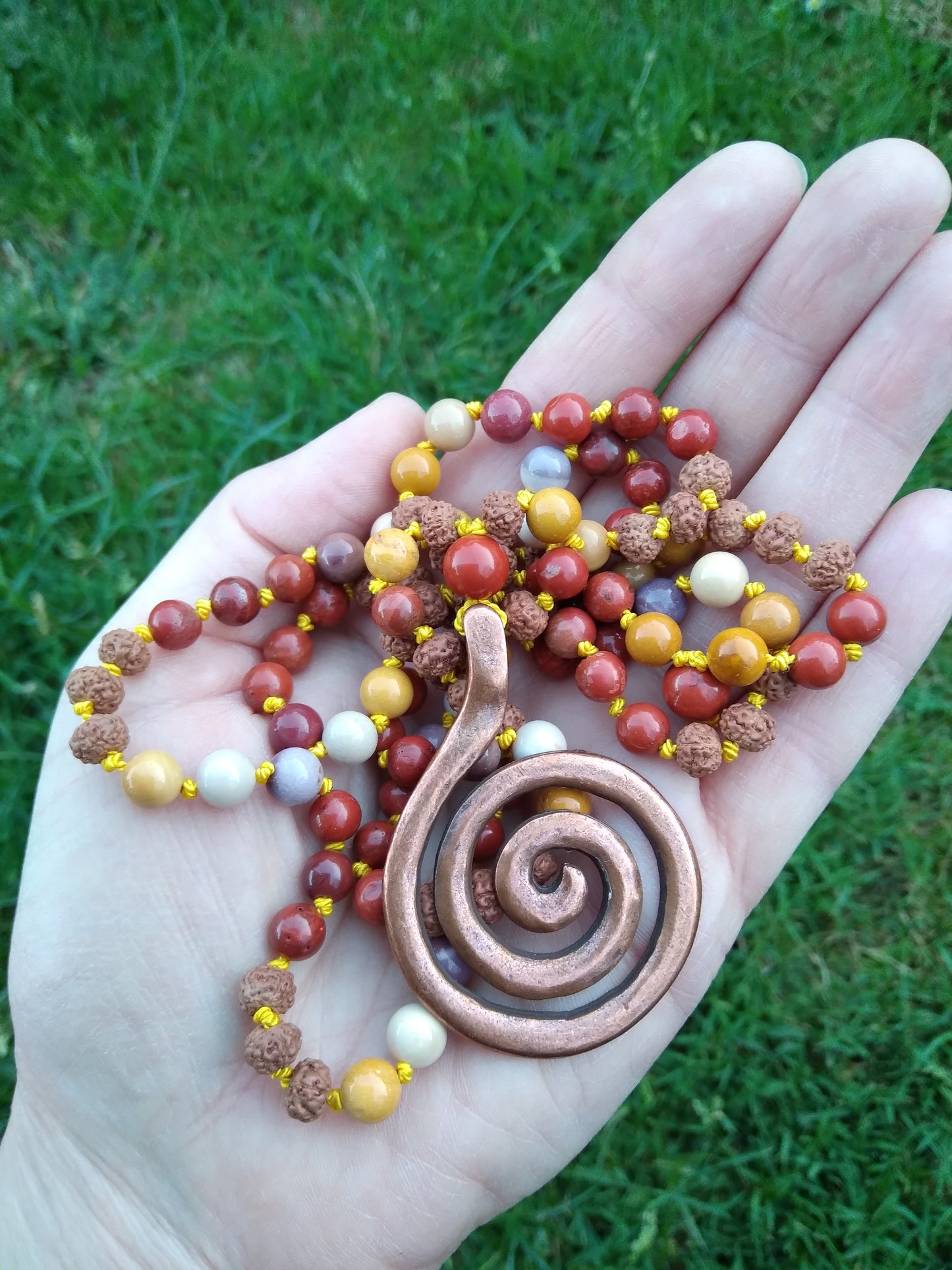 Mala en jaspe rouge, mokaite et graines de rudraksha "Origines"