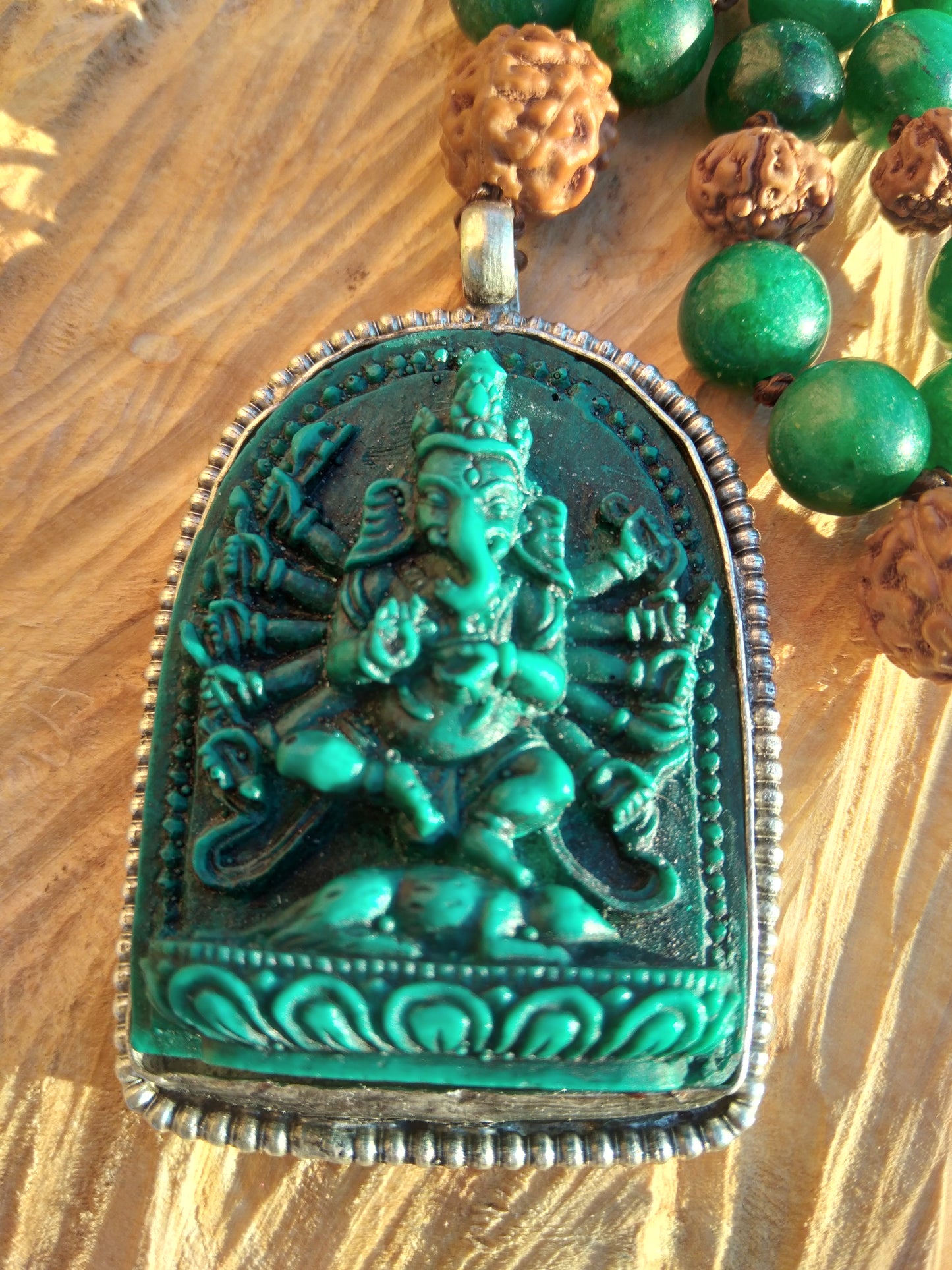 Mala en muscovite, graines de rudraksha, pendentif Ganesh "Introspection"