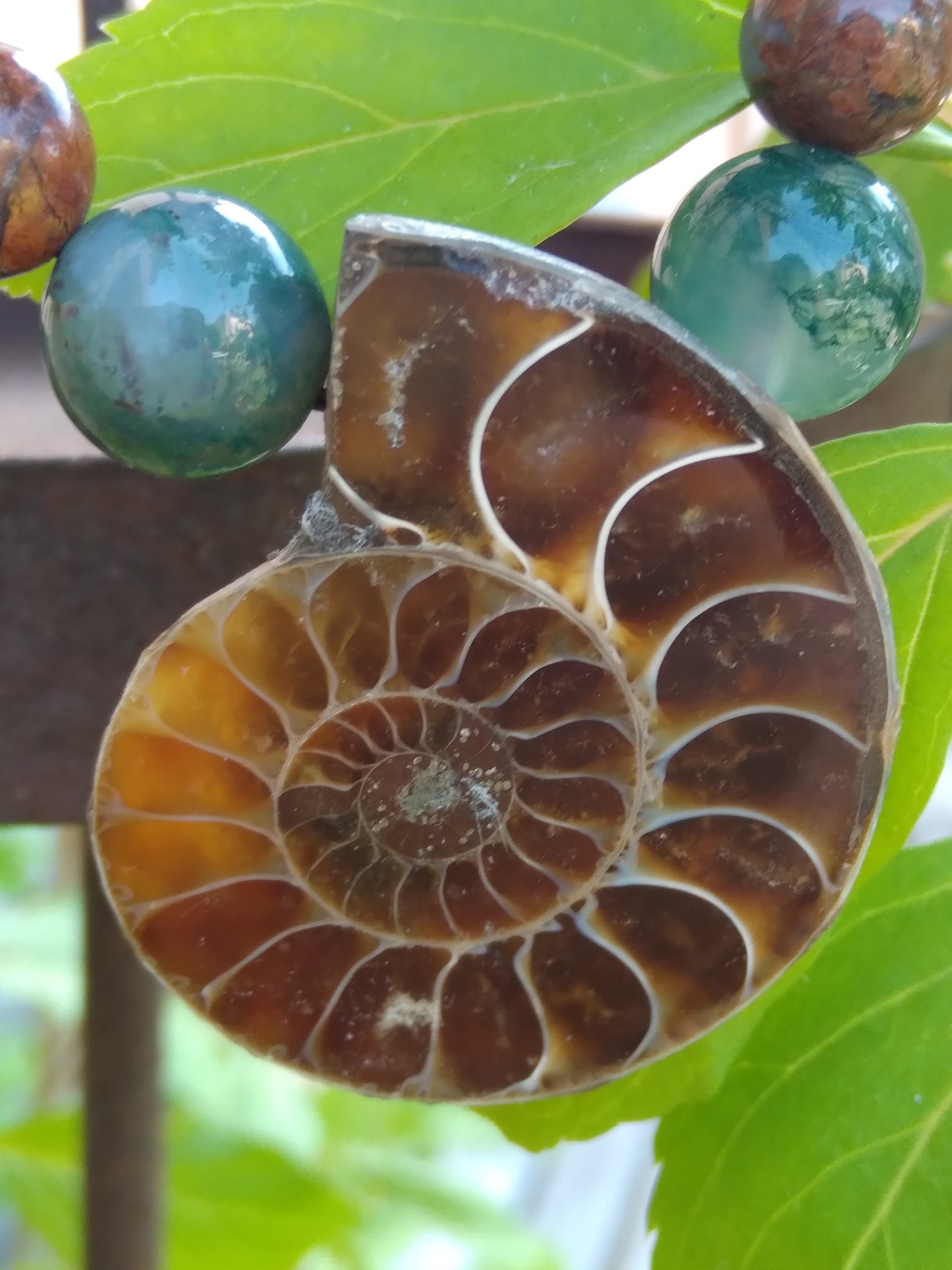 Collier mala en agate mousse, jade et ammonite "Mystère"