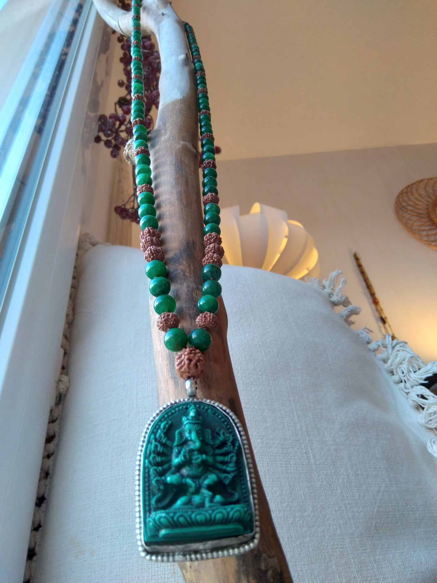 Mala en muscovite, graines de rudraksha, pendentif Ganesh "Introspection"